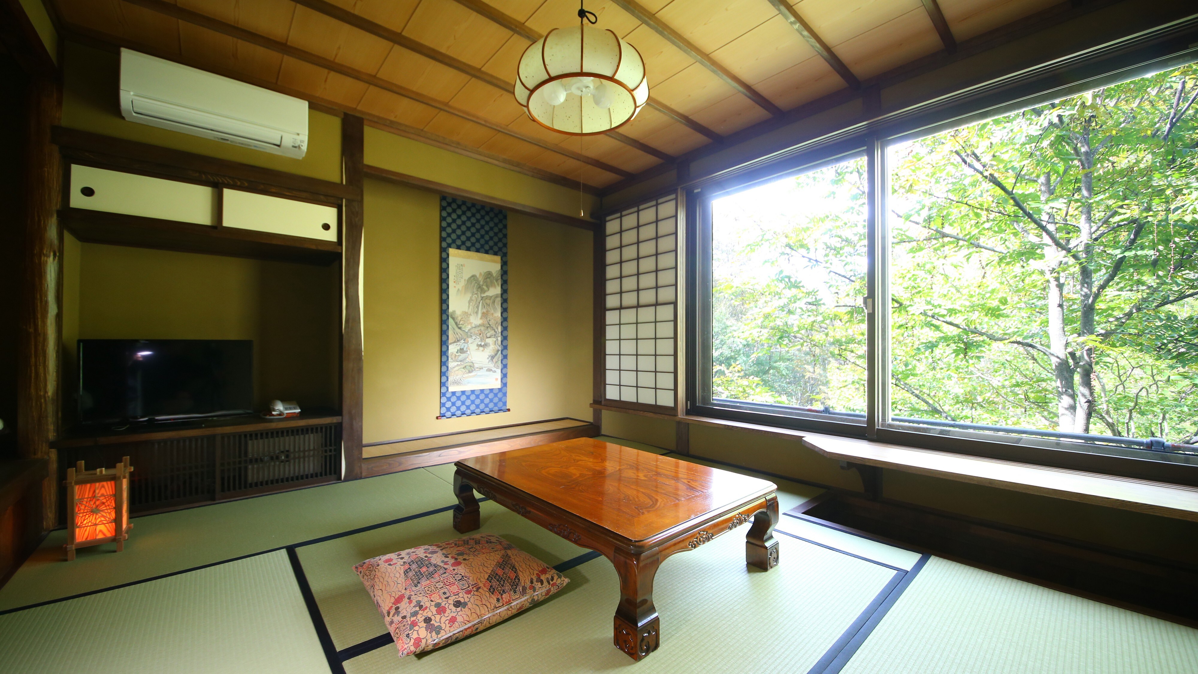 ■ River walnut room You can see the river walnut tree from the big window. If you reach out, it will reach you.