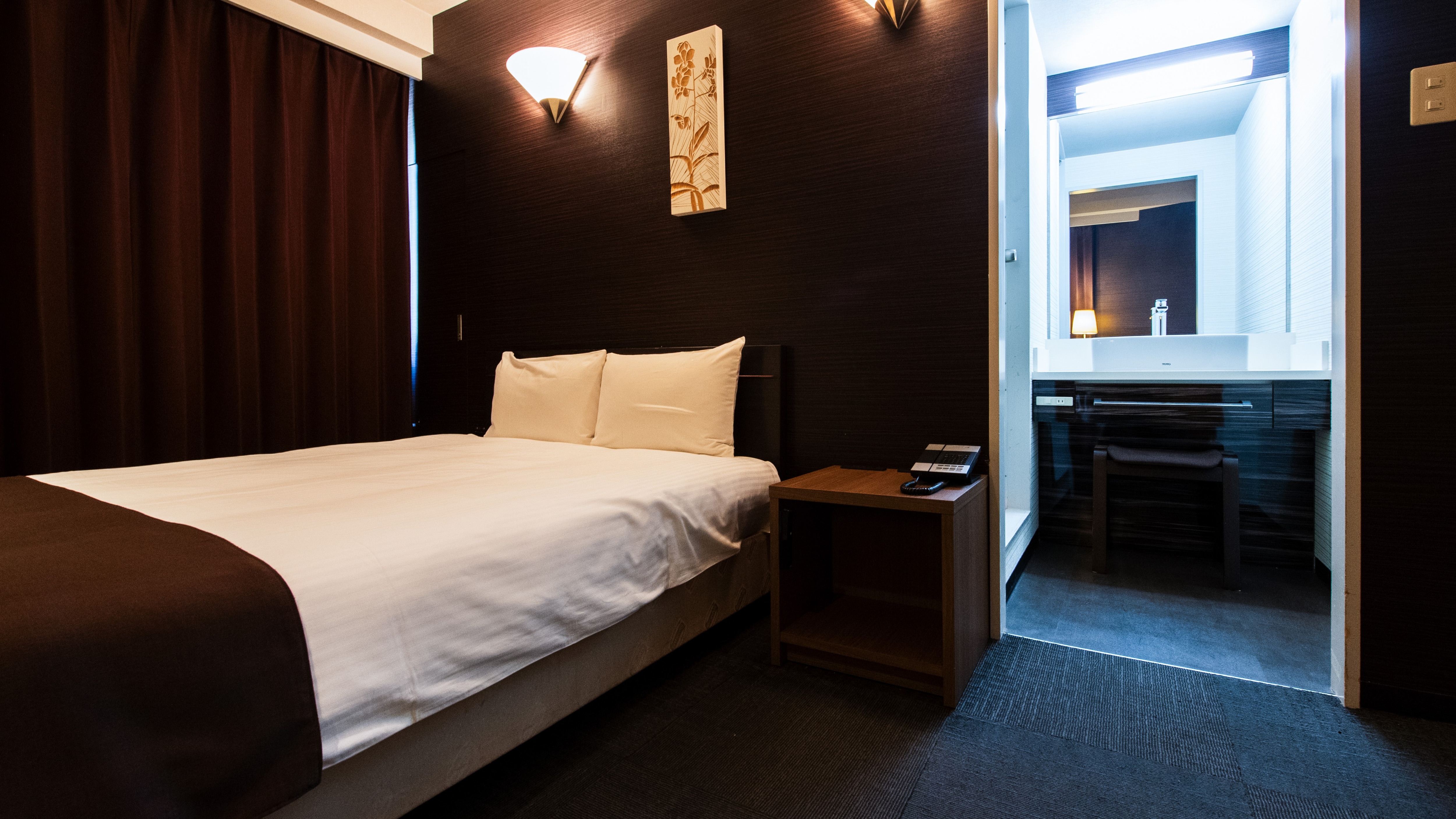 *Double room/separate washbasin: A double room with one Simmons 140cm wide bed.
