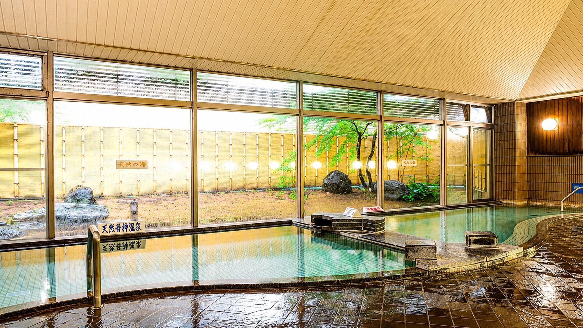 [Large Public Bath] The Momogami Onsen is popular for its gentle, smooth water quality that retains heat well.