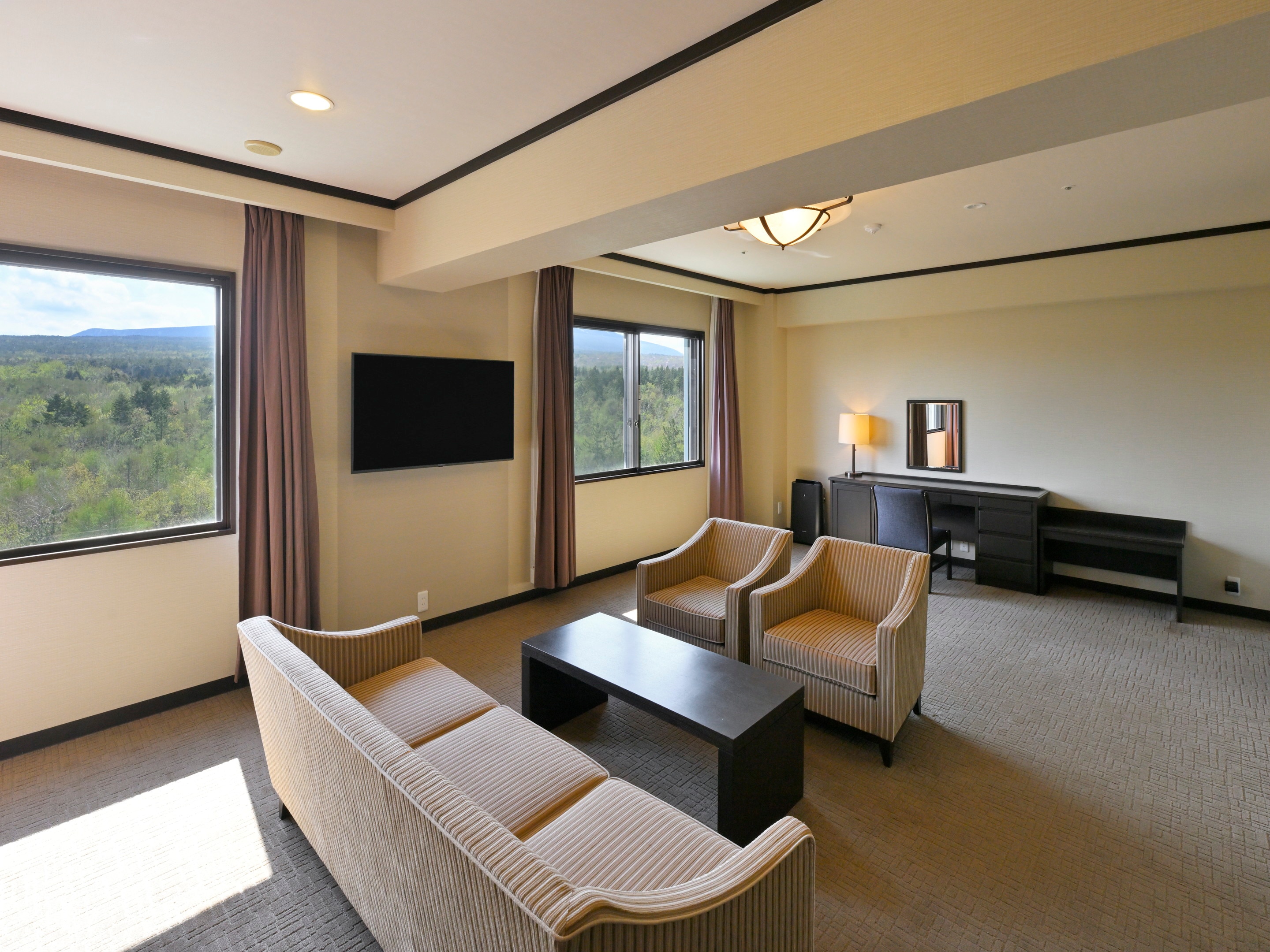 Modern Western-style Japanese-Western room, 70 sq m, with mountain view.