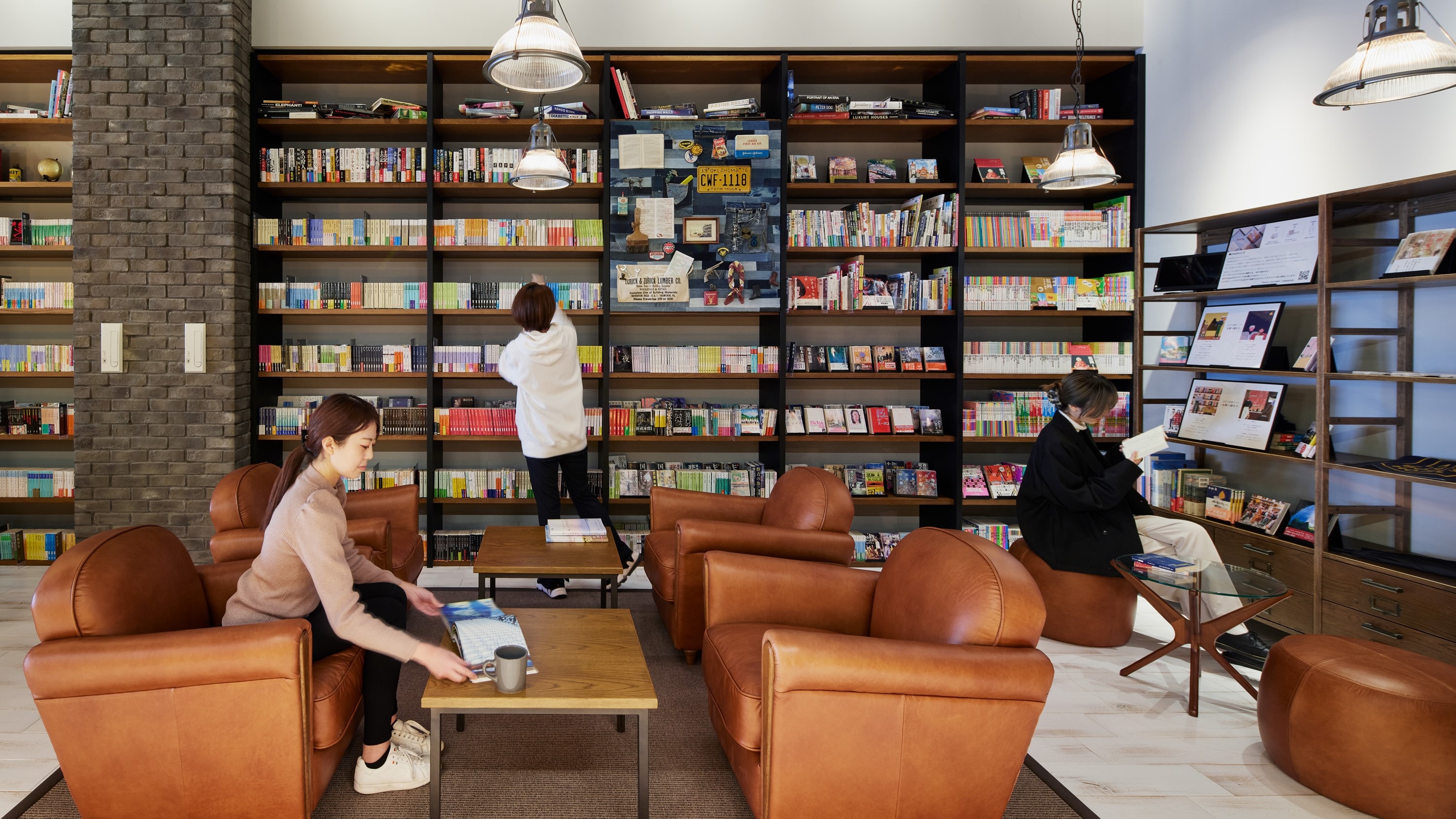 [Lamp Light Books] Enjoy the world of books in a spacious space