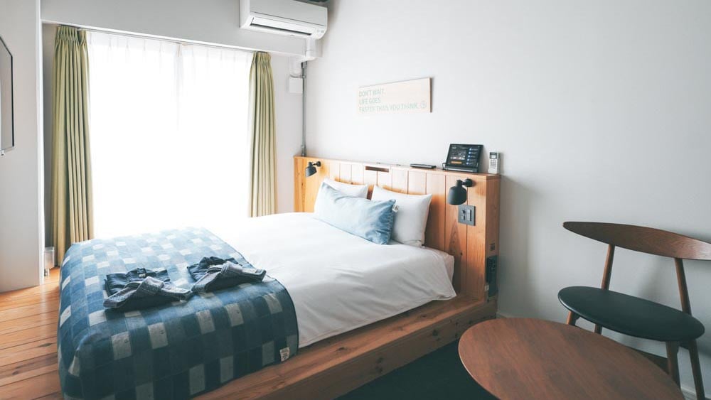 Standard room: Queen Bedroom.