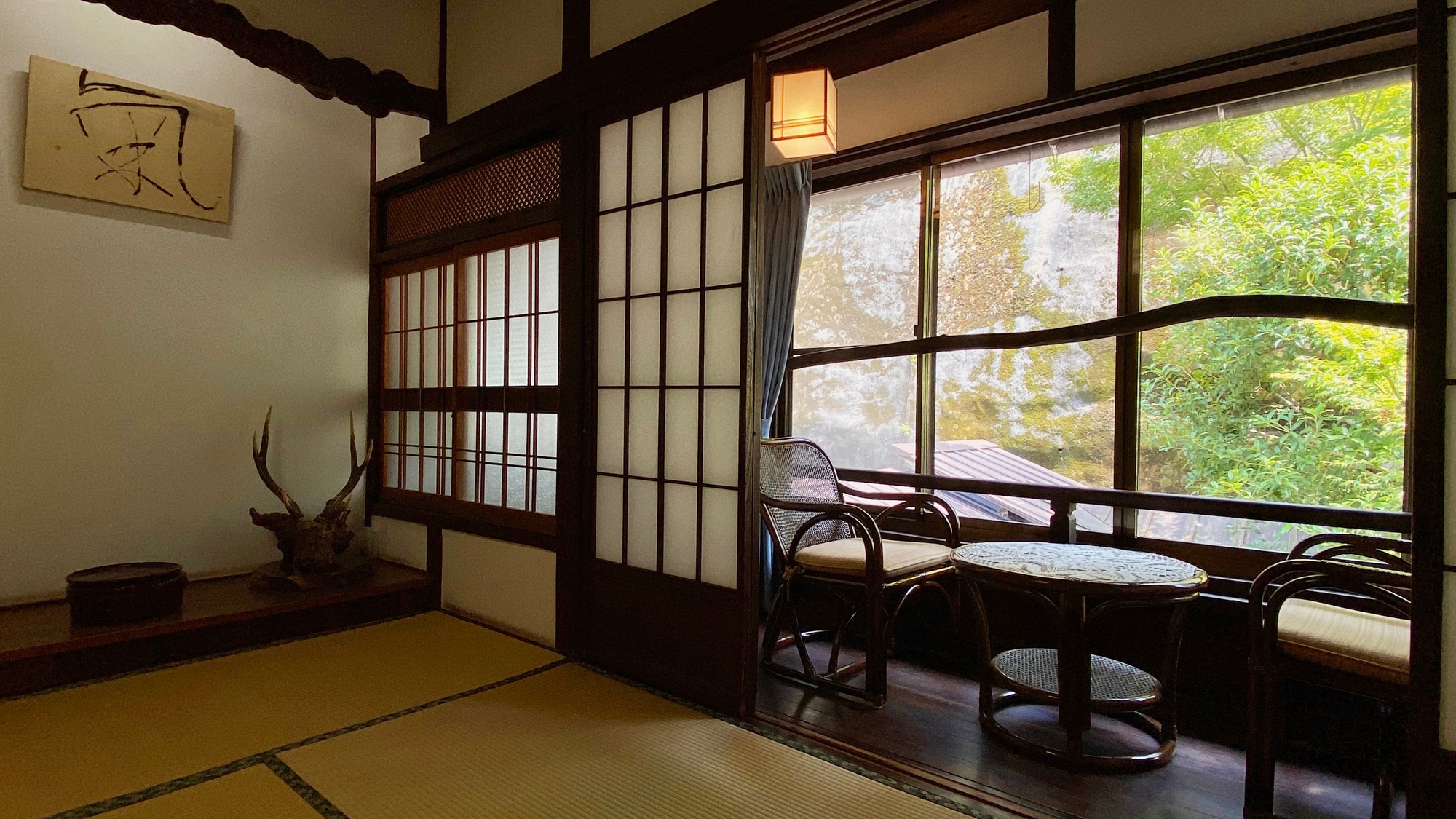 [10 tatami Japanese-style room] Please spend your time relaxing and leisurely. The view from the window is so nice you can look at it forever.