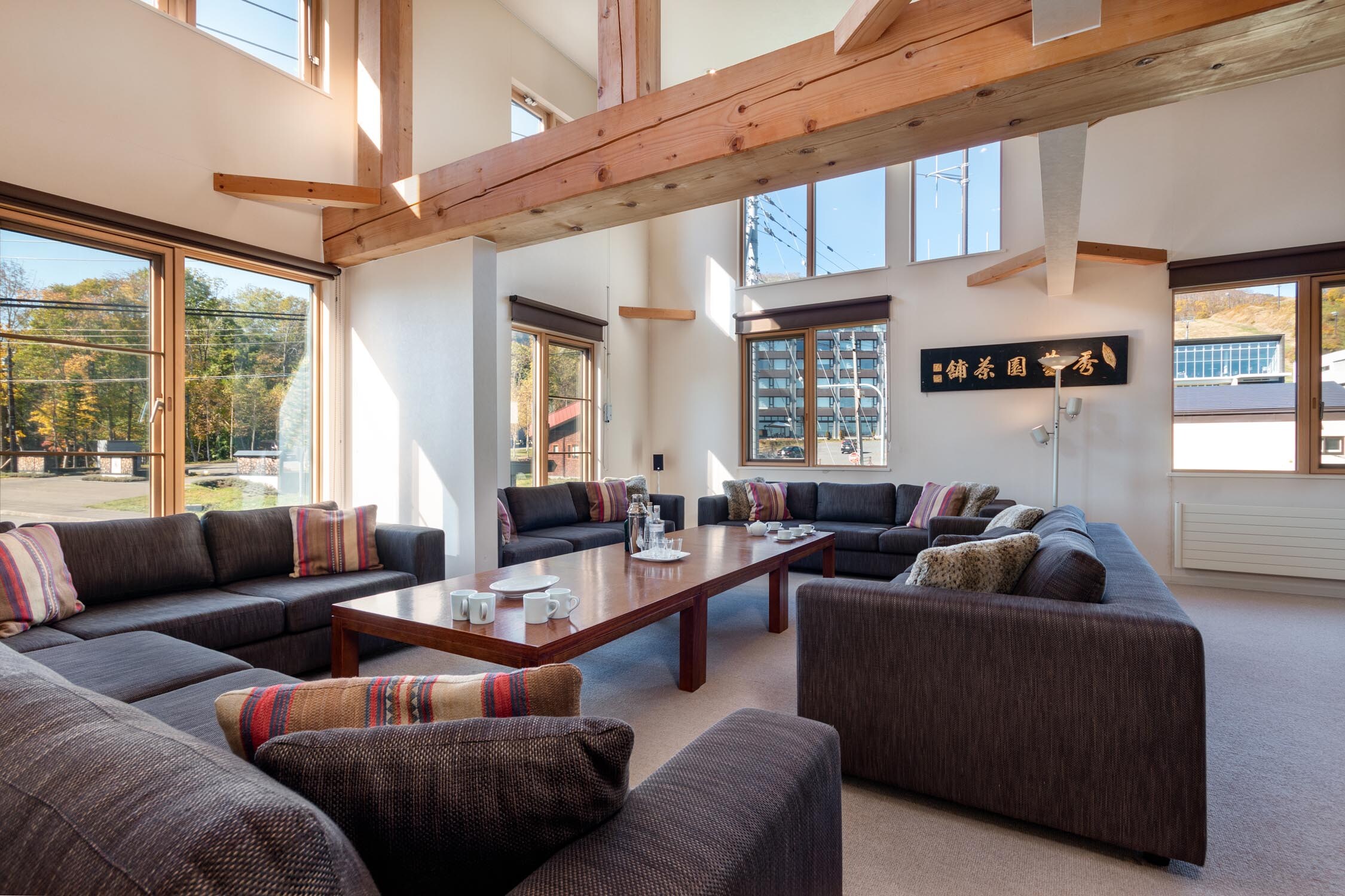 5 bedroom living room