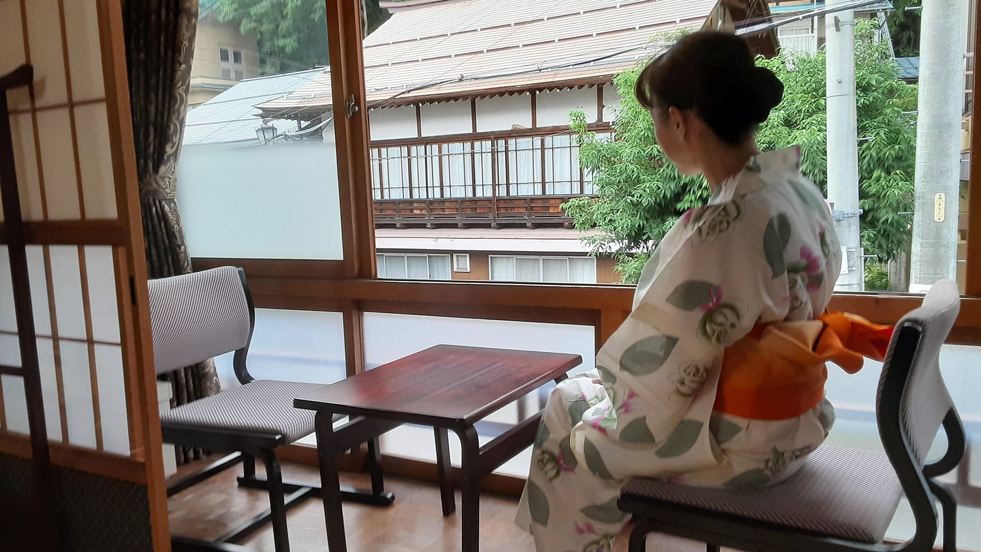 *Example of a room/You can see the stone paving of the hot spring town from your room.