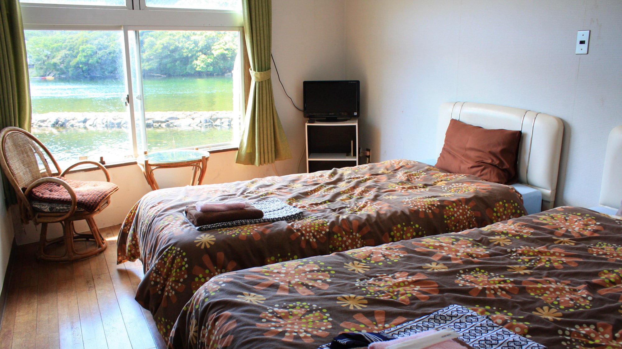 *[Example of a Western-style room] For those who prefer beds to futons. Of course, you can see the Anbo River from the window.