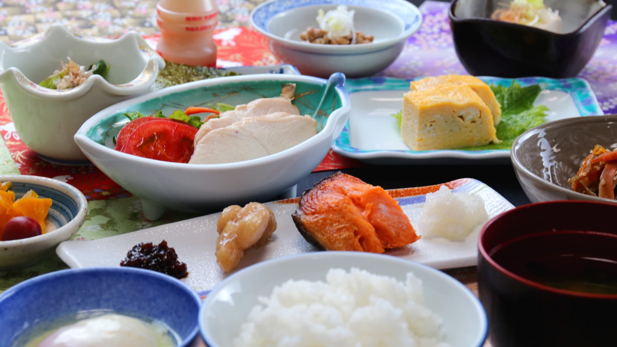 <Breakfast example> A nutritionally balanced Japanese breakfast including grilled fish, natto, and wild vegetables