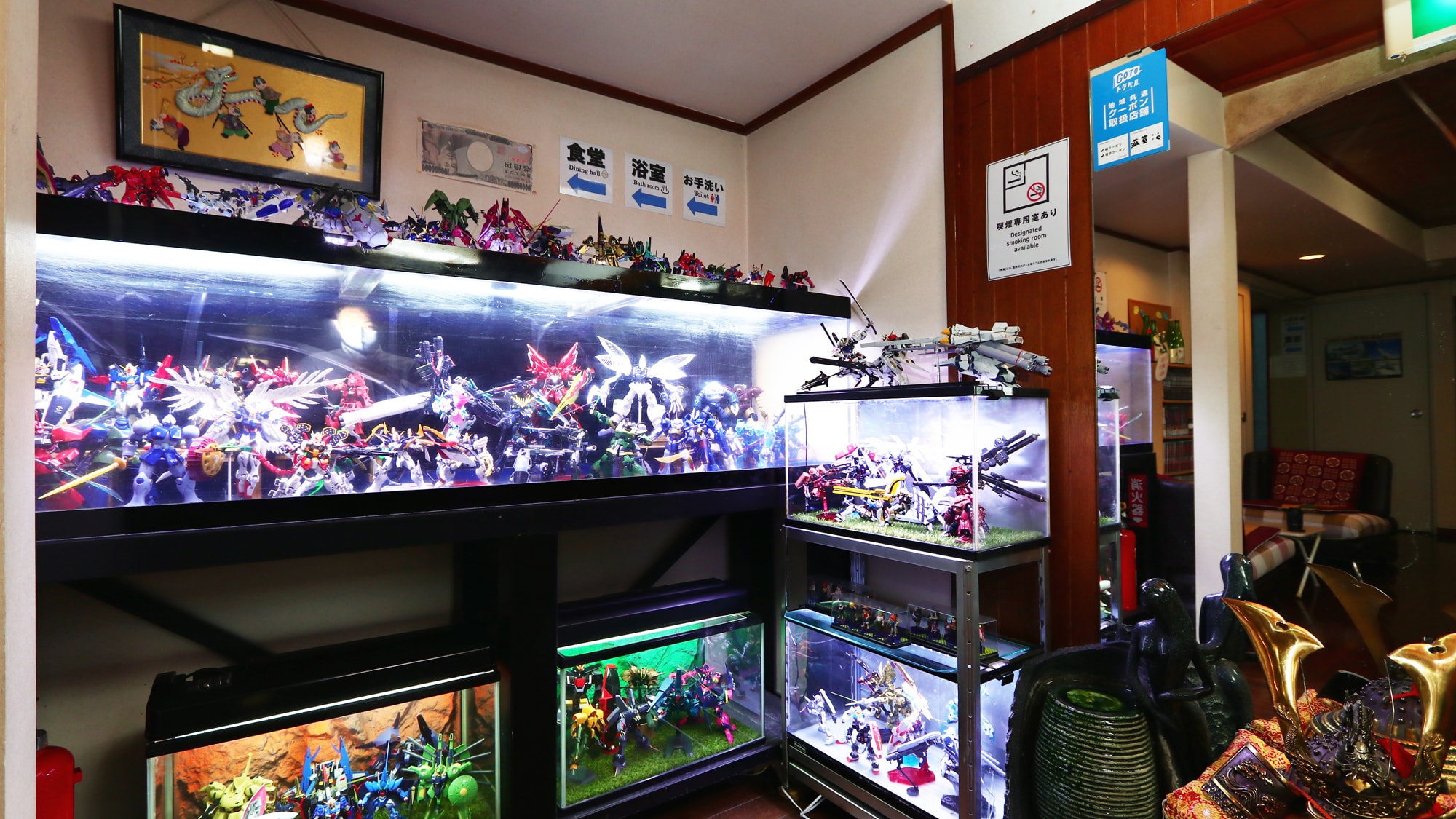 Koleksi Gundam yang disukai umum dapat dilihat di pintu masuk hotel.