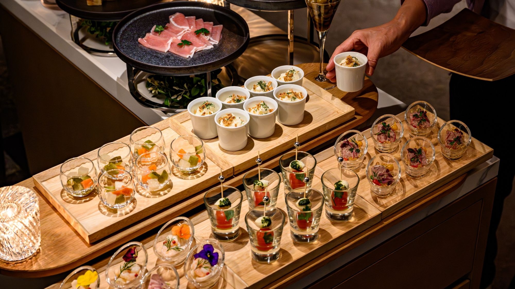 自由にお召し上がりいただけるアペタイザーのほか、アルコールを含むドリンクもご用意しております。