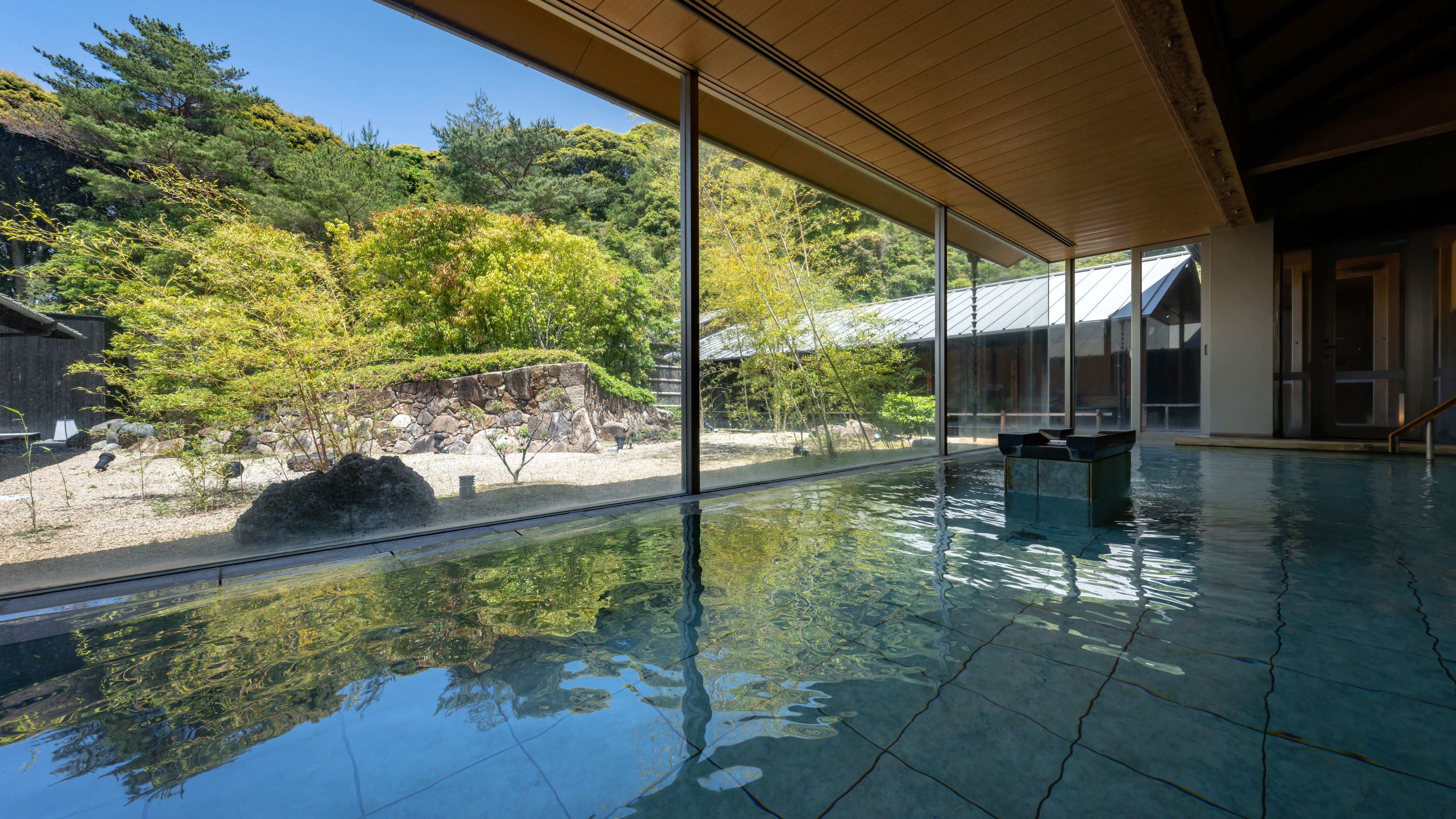 椿之湯「內湯」 一邊眺望花園和仿萩城遺址的城牆，一邊享受歷史悠久的溫泉，放鬆身心。