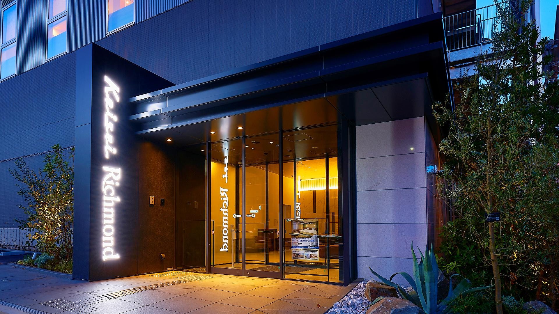 Entrance (night)