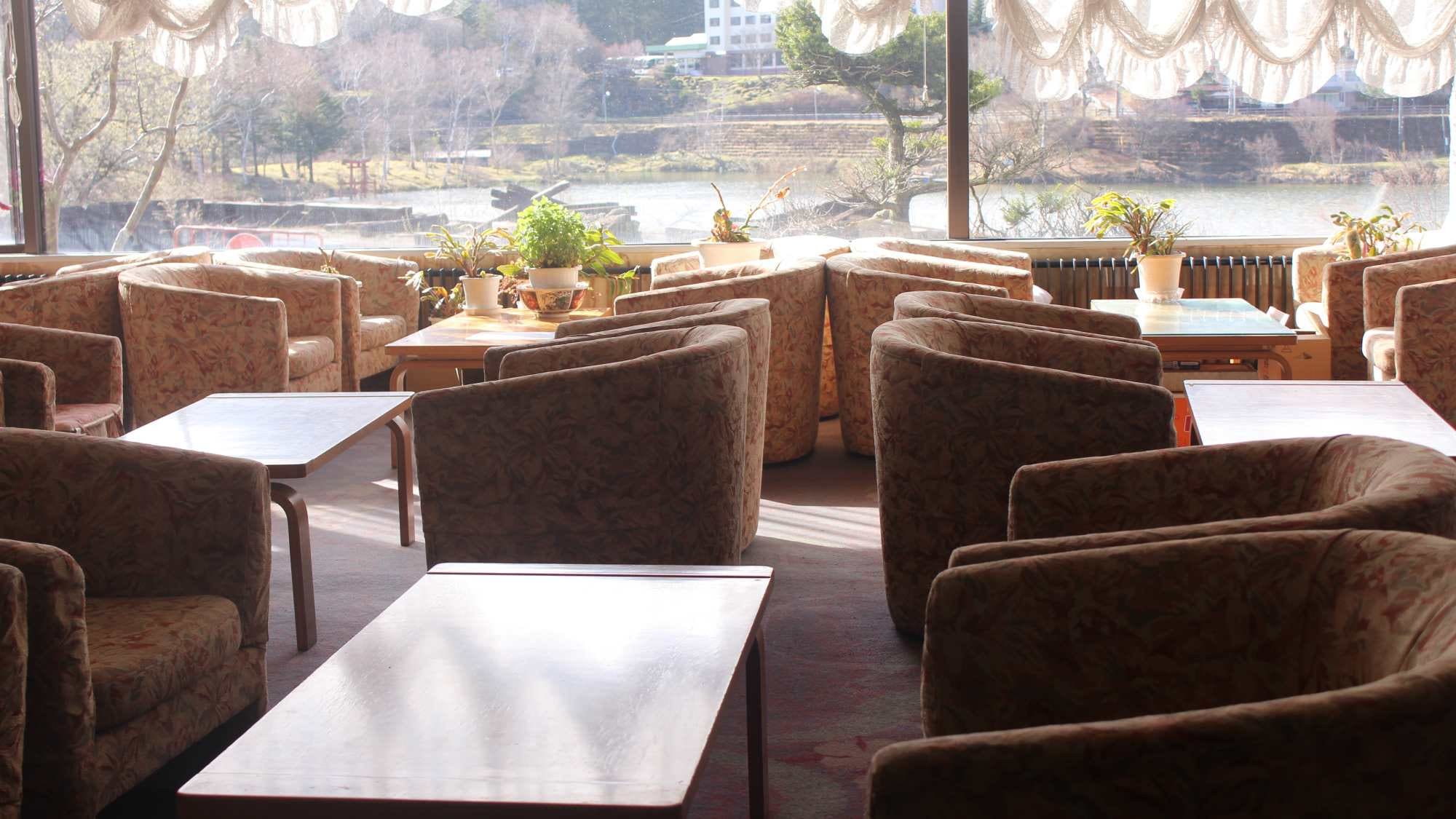 *Tea Room/The view of Lake Shirakaba outside your window is something you can only experience at a lakeside hotel!