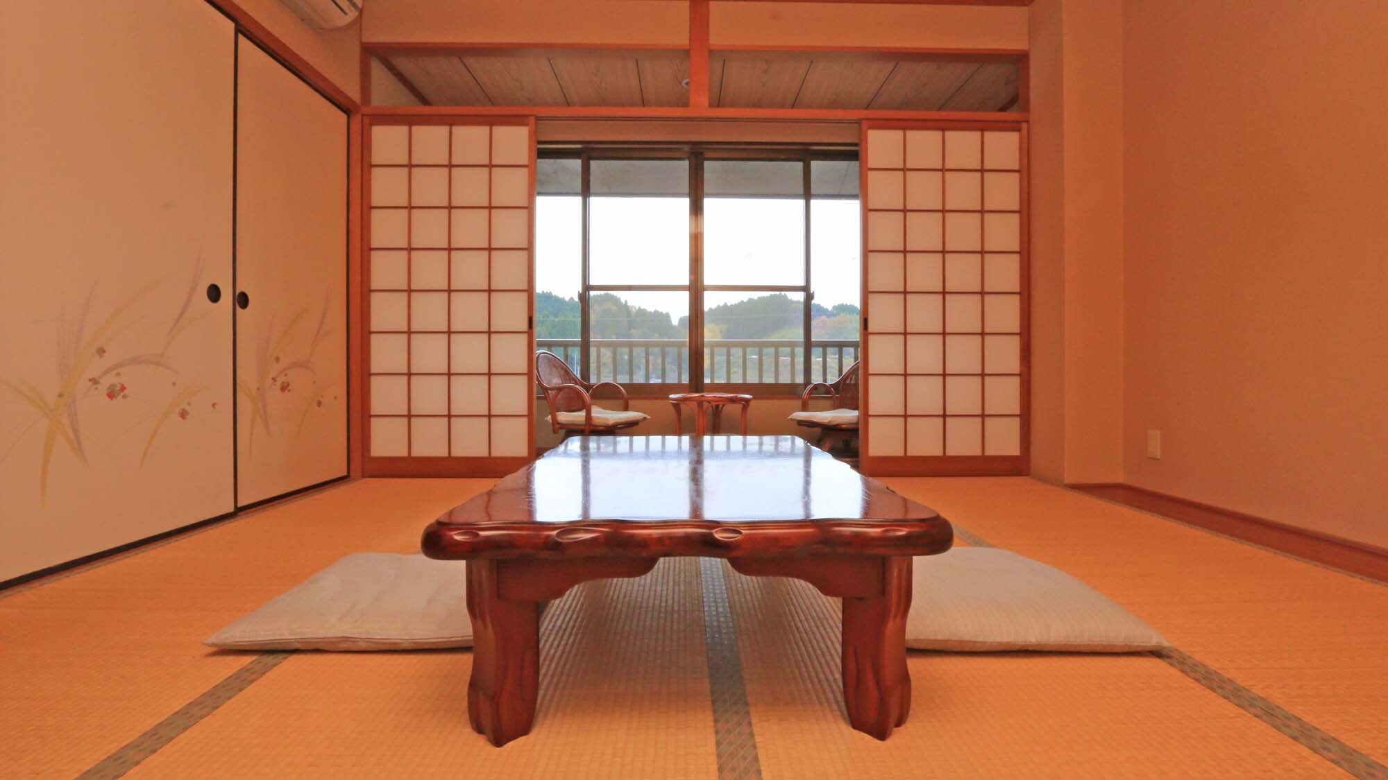 <Kamar bergaya Jepang dengan 8 tikar tatami dan beranda yang luas>
