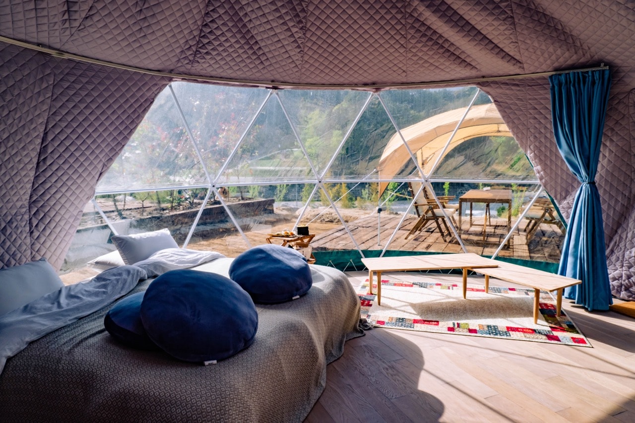 A spacious and comfortable dome tent room
