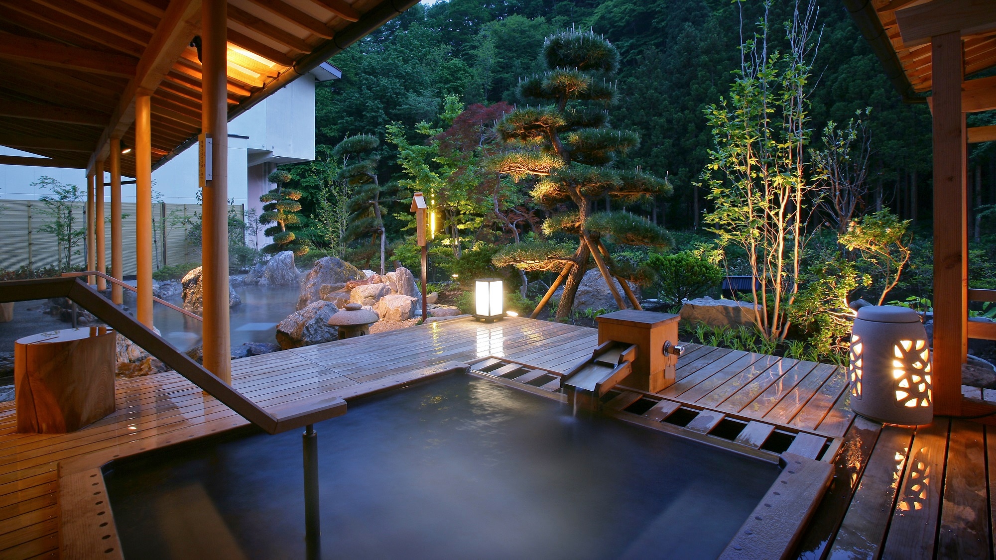Large communal bath "Kiku no Yu" Hibayu open-air bath (night) You can see the illuminated scenery.