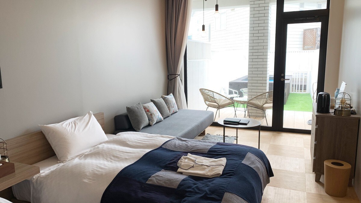 103: Garden Twin & Sofa