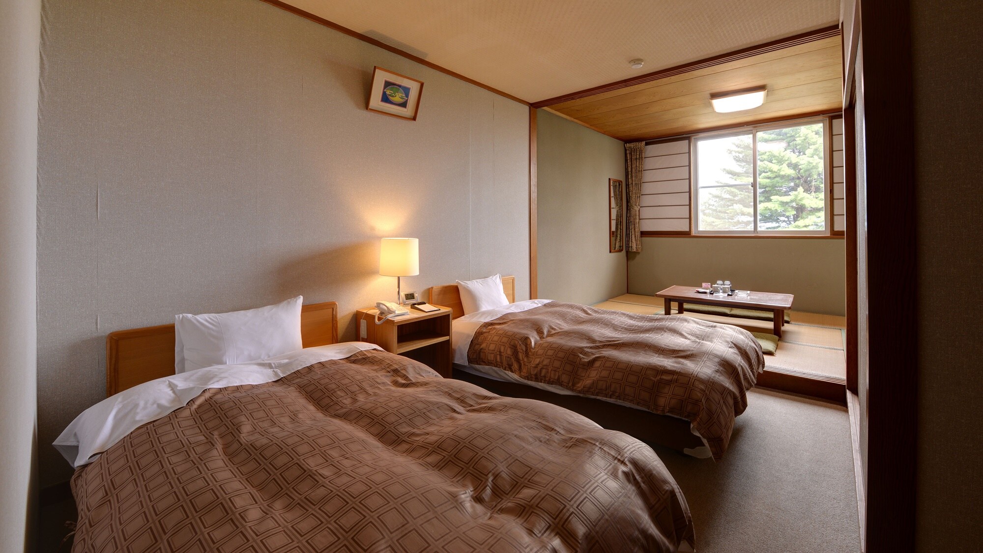 *[Guest room/Japanese-Western style room] A twin room with a 4.5 tatami mat Japanese-style room.