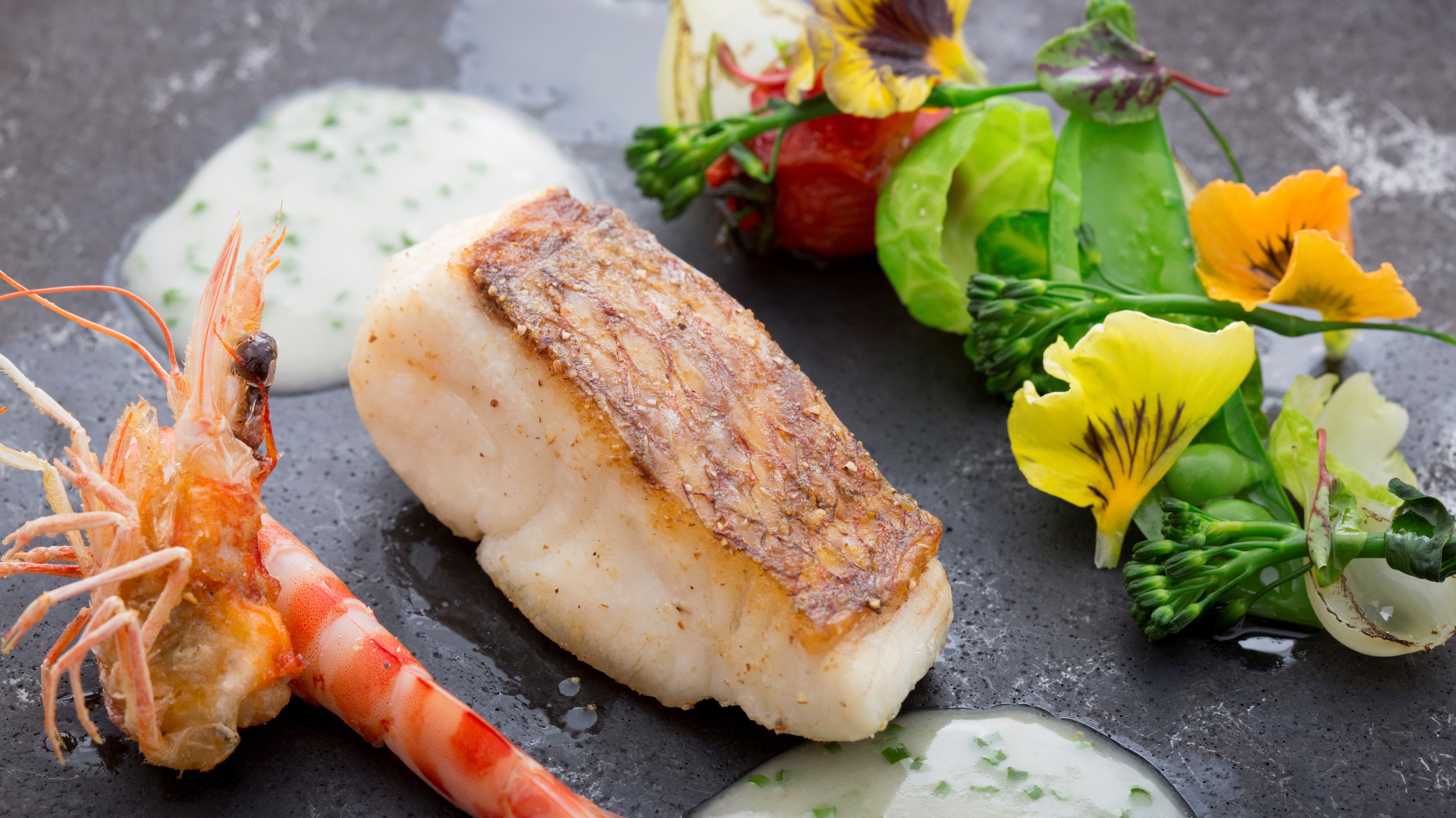 [Meal example] Fish dishes enhanced by colorful vegetables and flowers