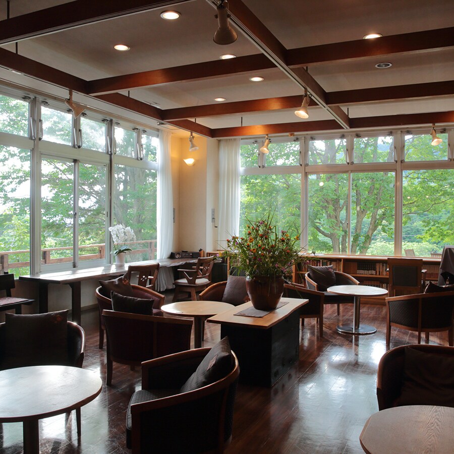 [Lobby] Beautiful green lobby