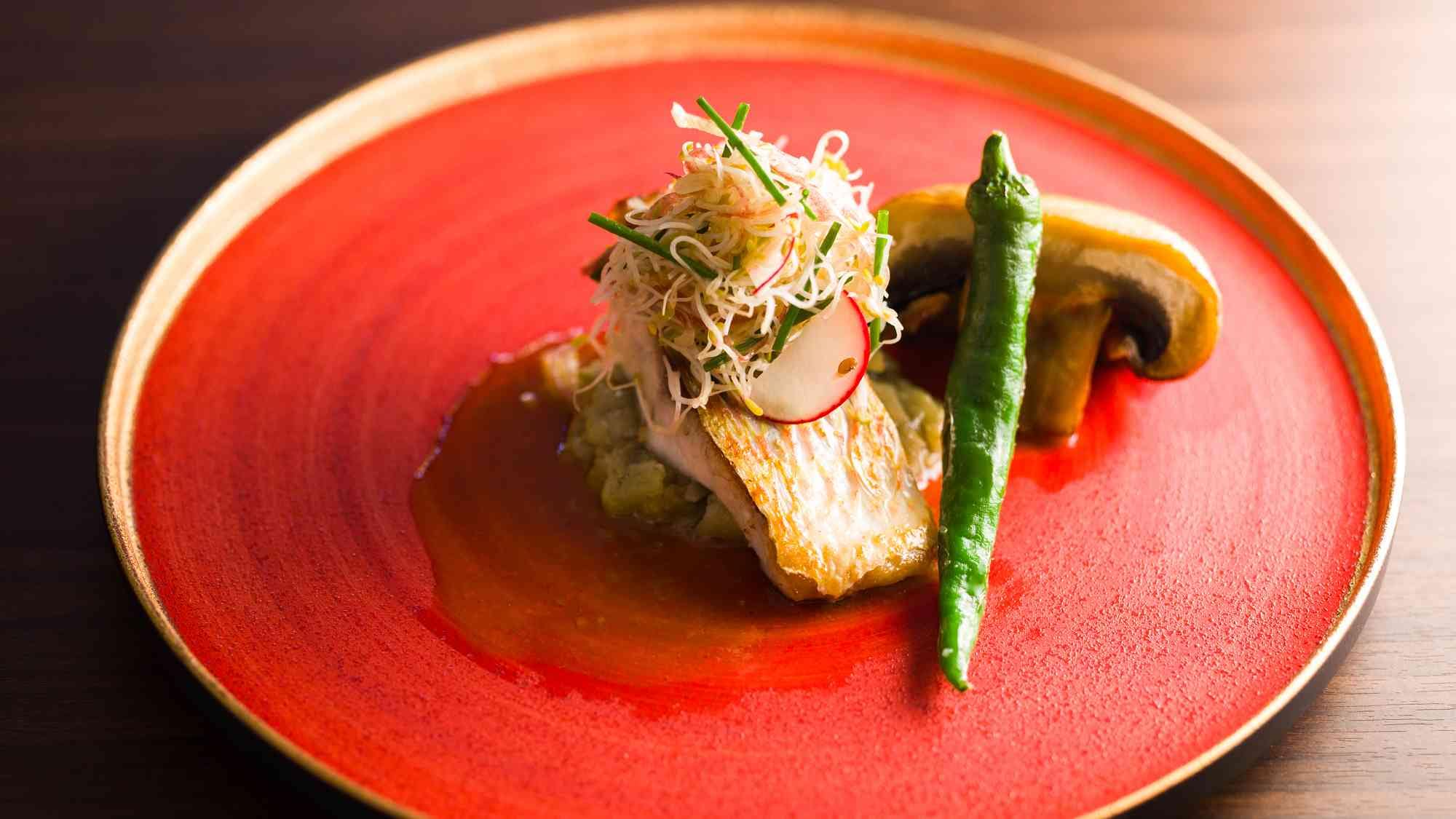 【저녁】 메인 생선 요리 / 메인은 프리픽스 형식으로 선택하실 수 있습니다.