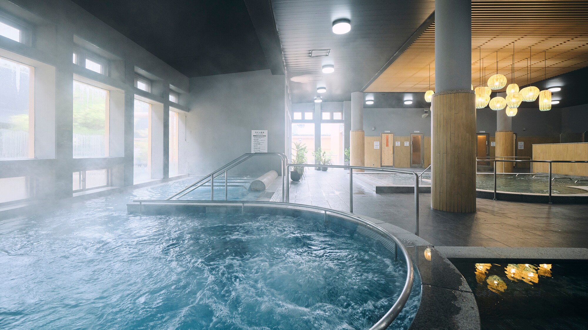 [Area Spa - Ruriyu -] [Pemandian Air Panas Baju Renang] Pemandian acara yang berubah sesuai musim.