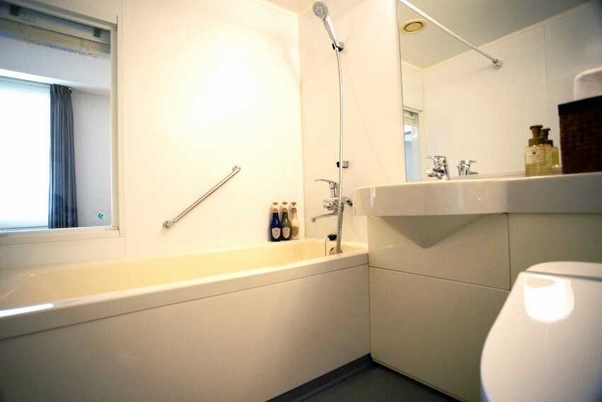 Superior single rooms have unit baths
