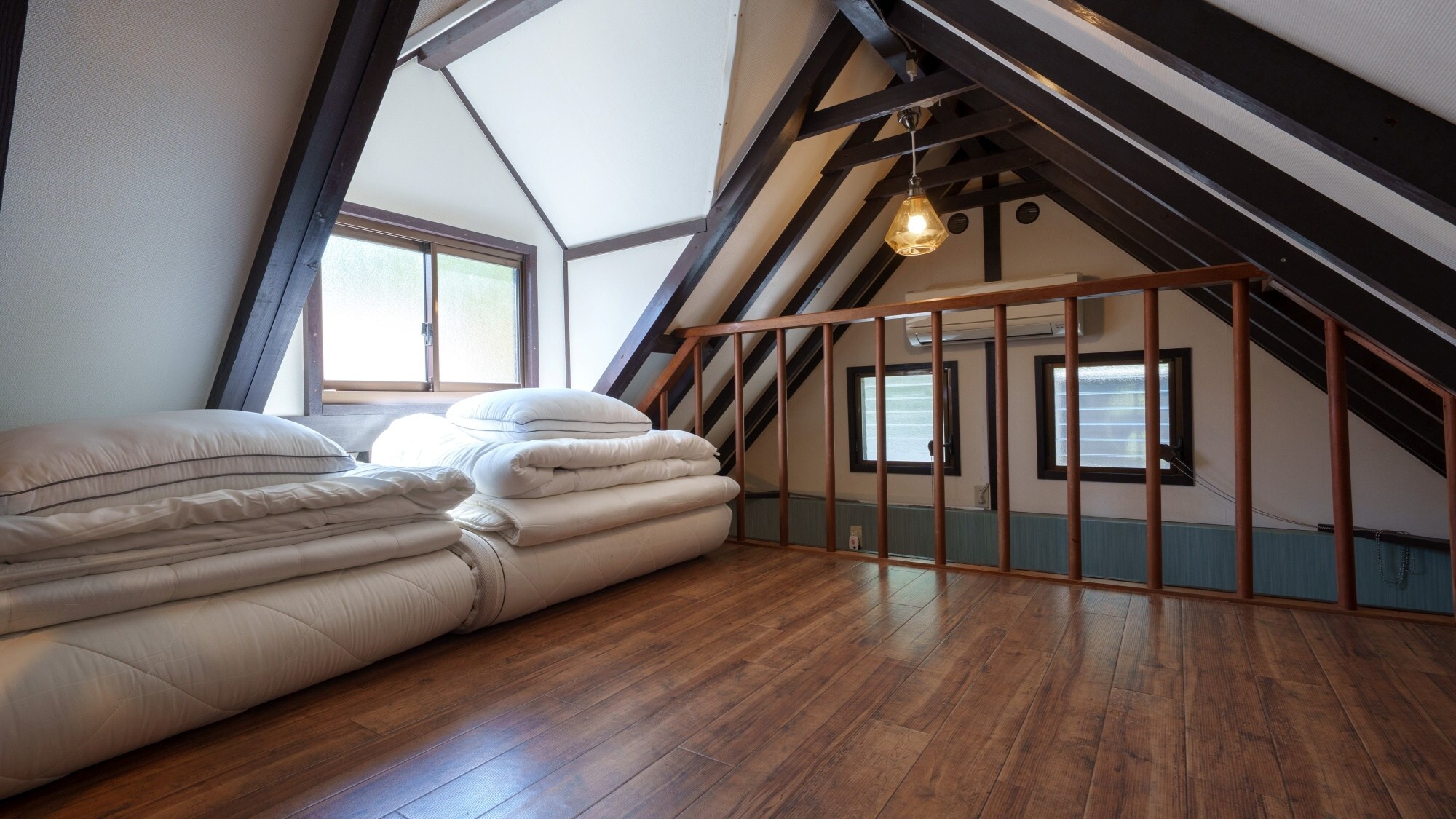 [Ví dụ về nhà nghỉ suối nước nóng bán ngoài trời có gác xép] Có hai bộ nệm futon trên gác xép. Thích hợp cho gia đình và các cặp đôi.
