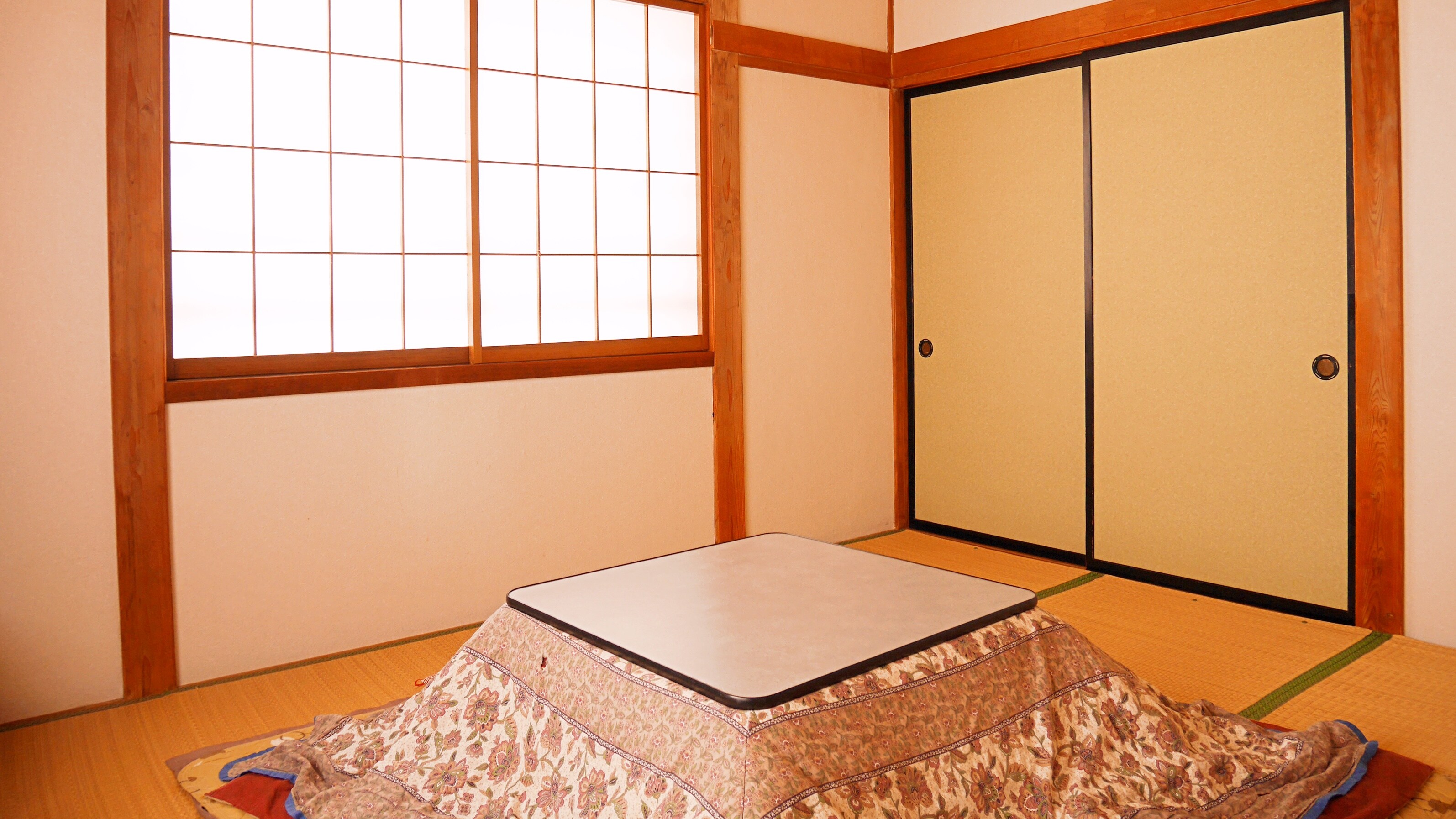 *Example of a guest room (8 tatami mats)/Stretch out your legs and relax in a tatami room! Kotatsu tables are available in the winter.
