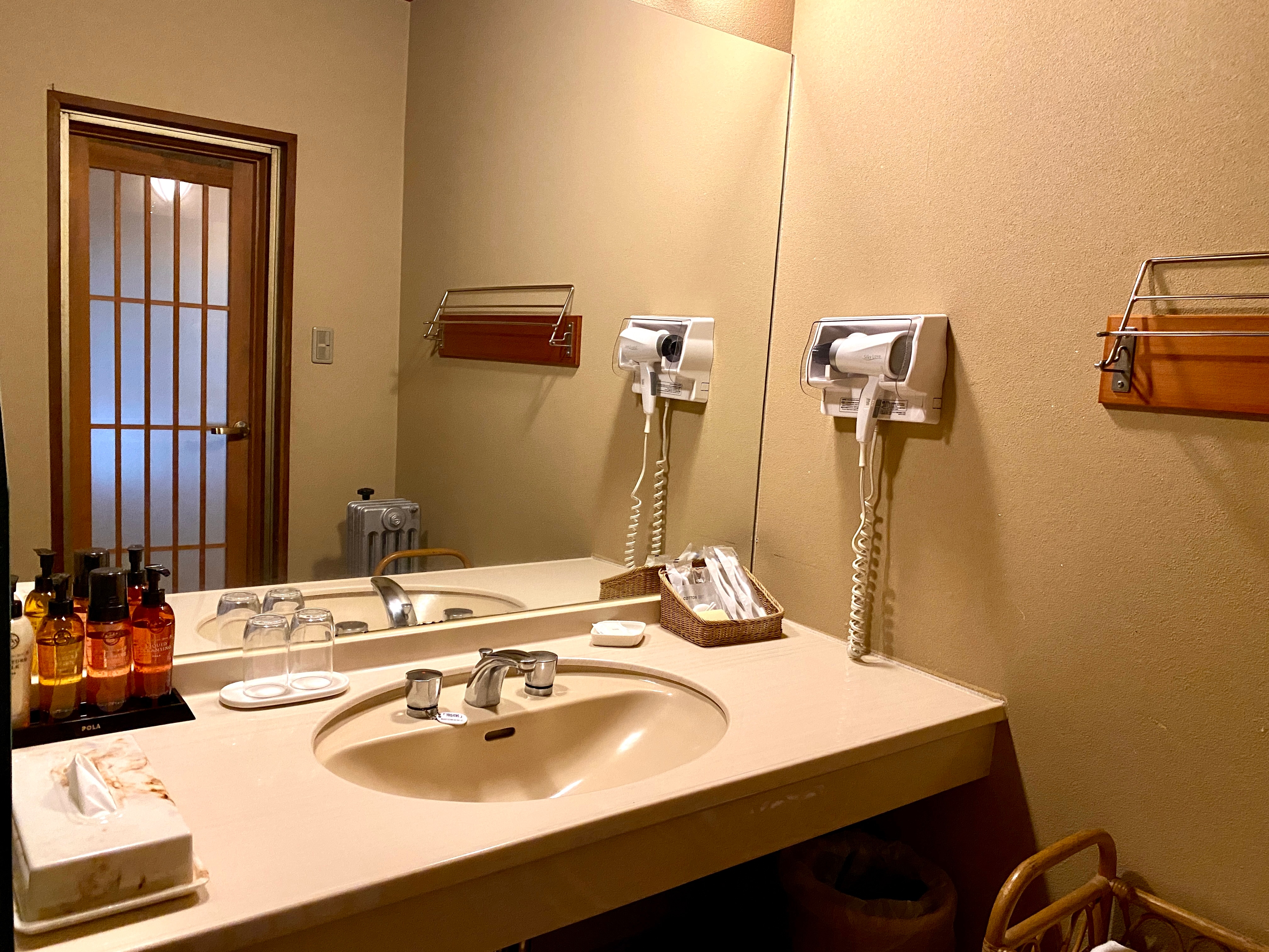 Japanese-modern Japanese-style room (hori kotatsu + hot spring cypress bath)