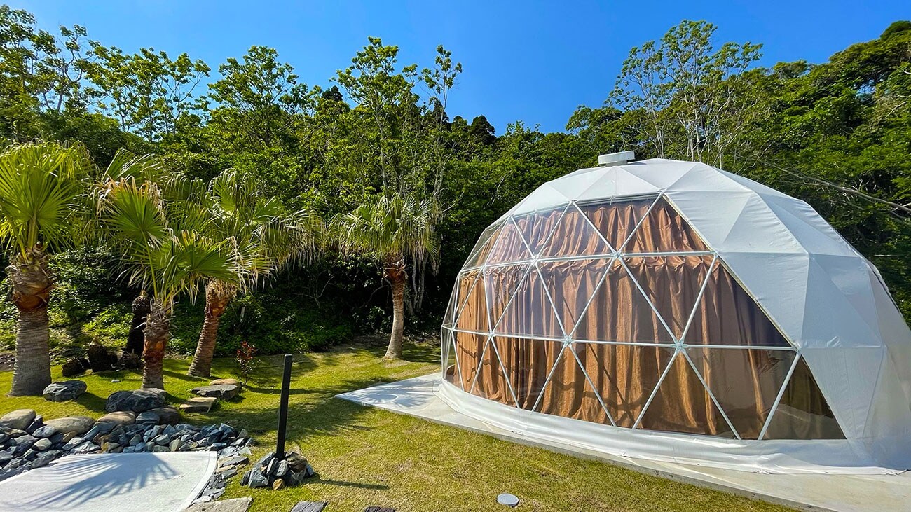 A room with a view of the sky and the sea, and close to the forest. Please relax quietly while gazing at the white road that seems to continue into the sky.