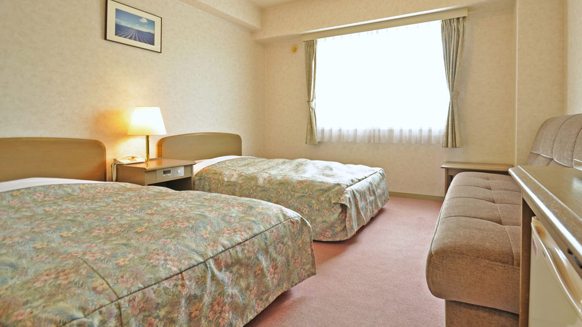 [Twin] A twin room with a bright atmosphere where sunlight pours in through the window. *All rooms are non-smoking.