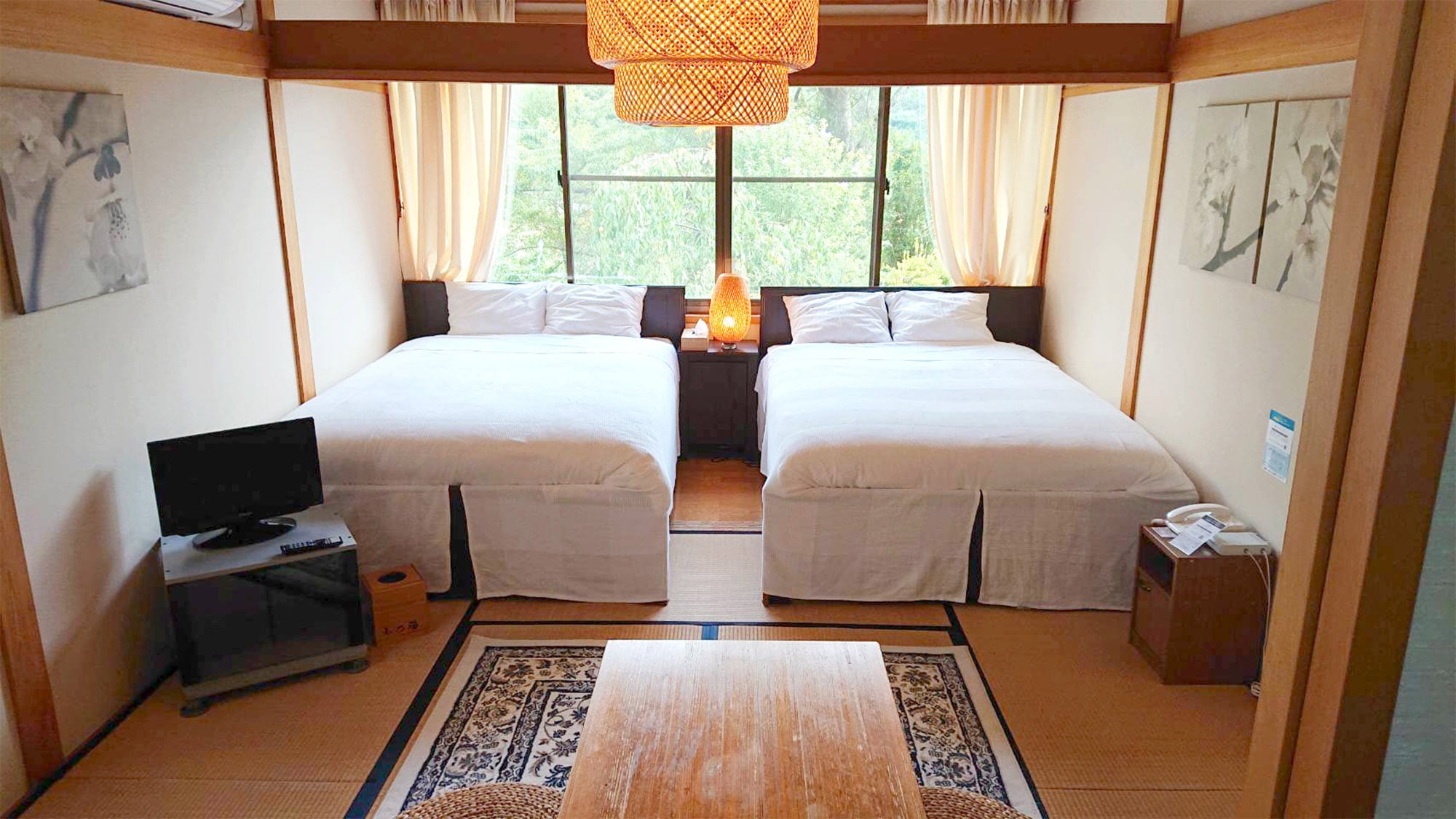 ・[Example of a Japanese-Western style room] Located in a wooden detached accommodation building