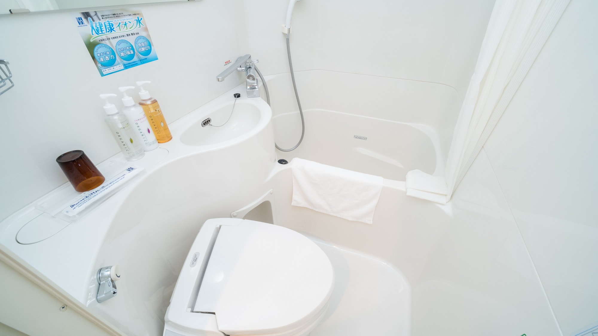 Phòng tắm được trang bị đầy đủ (bàn chải đánh răng có sẵn tại quầy lễ tân)