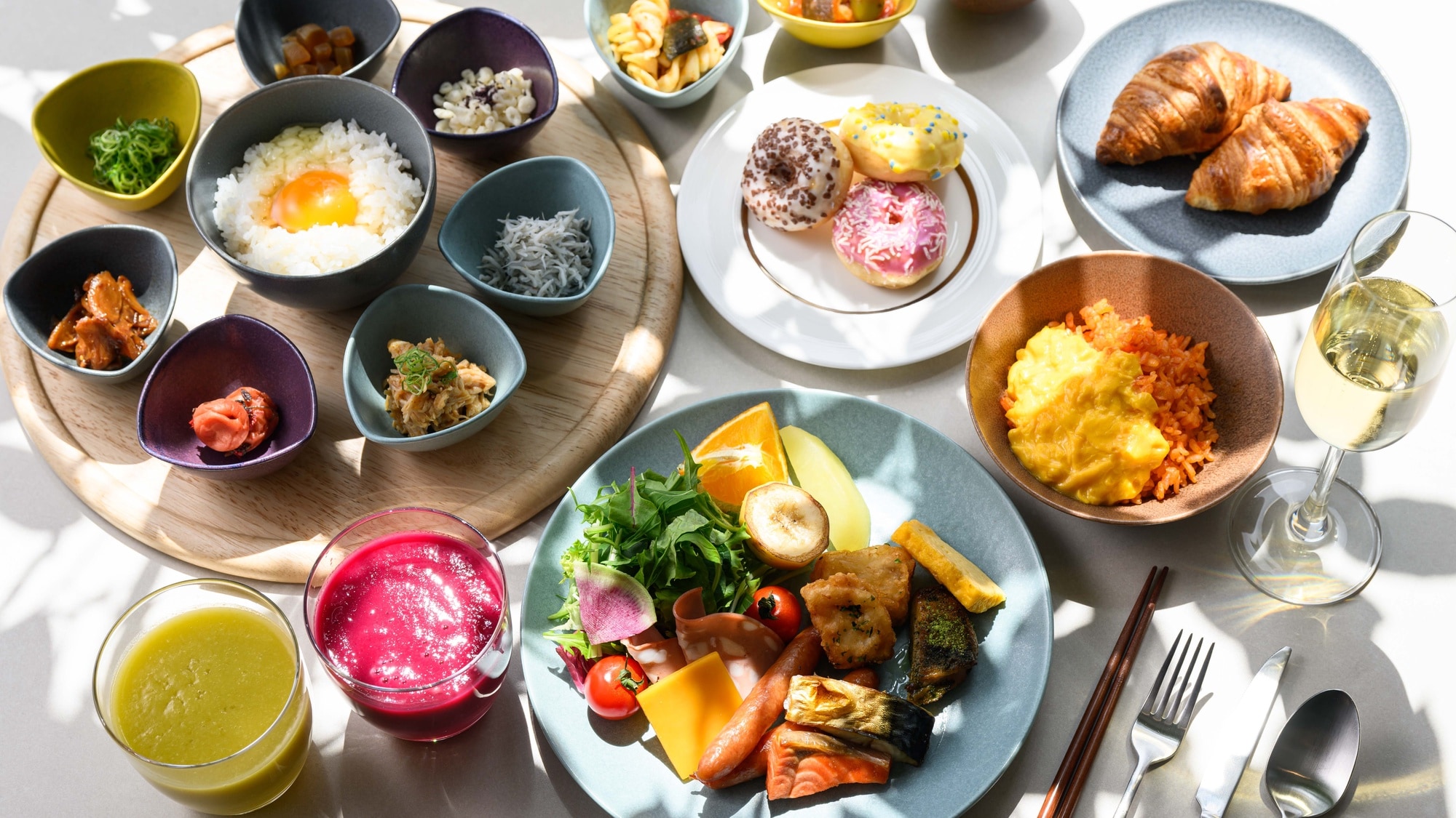 <Sarapan prasmanan> (gambar)