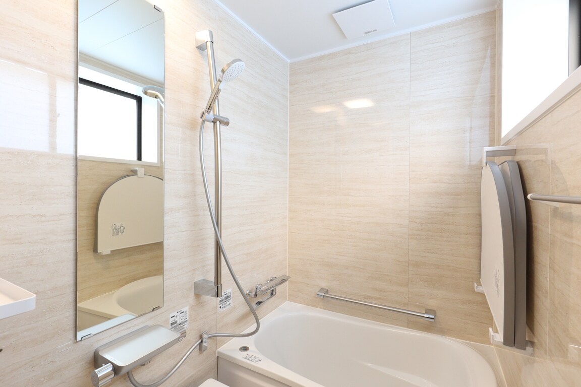 [Family Japanese-Western Room] The room has a bathroom and handrails for caregivers.