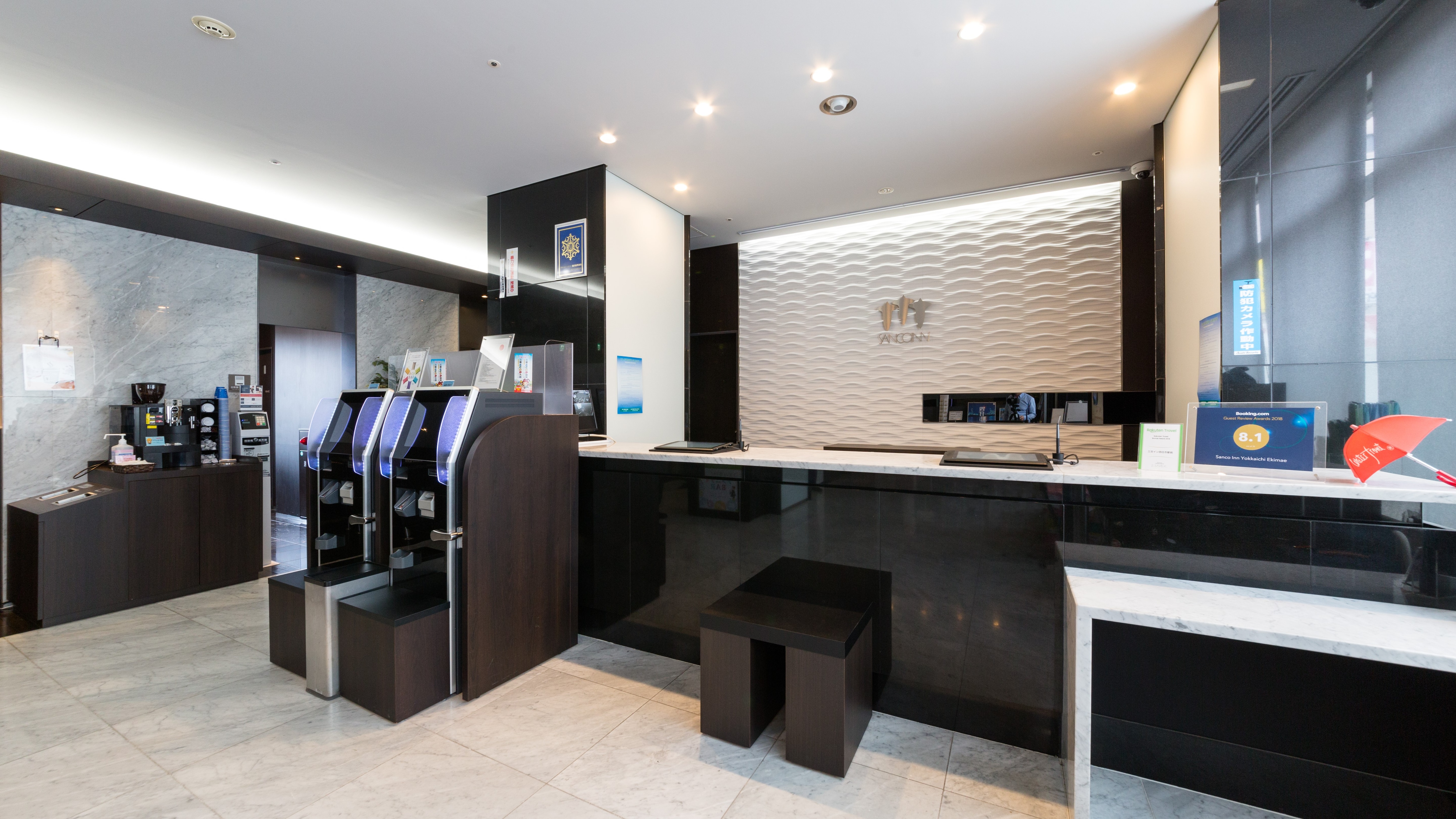 Front desk: We welcome you with a smile 24 hours a day.