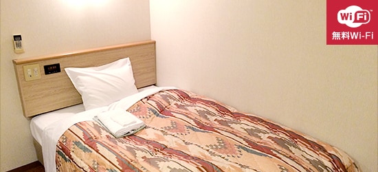 Kamar single dengan tempat tidur panjang yang lebar