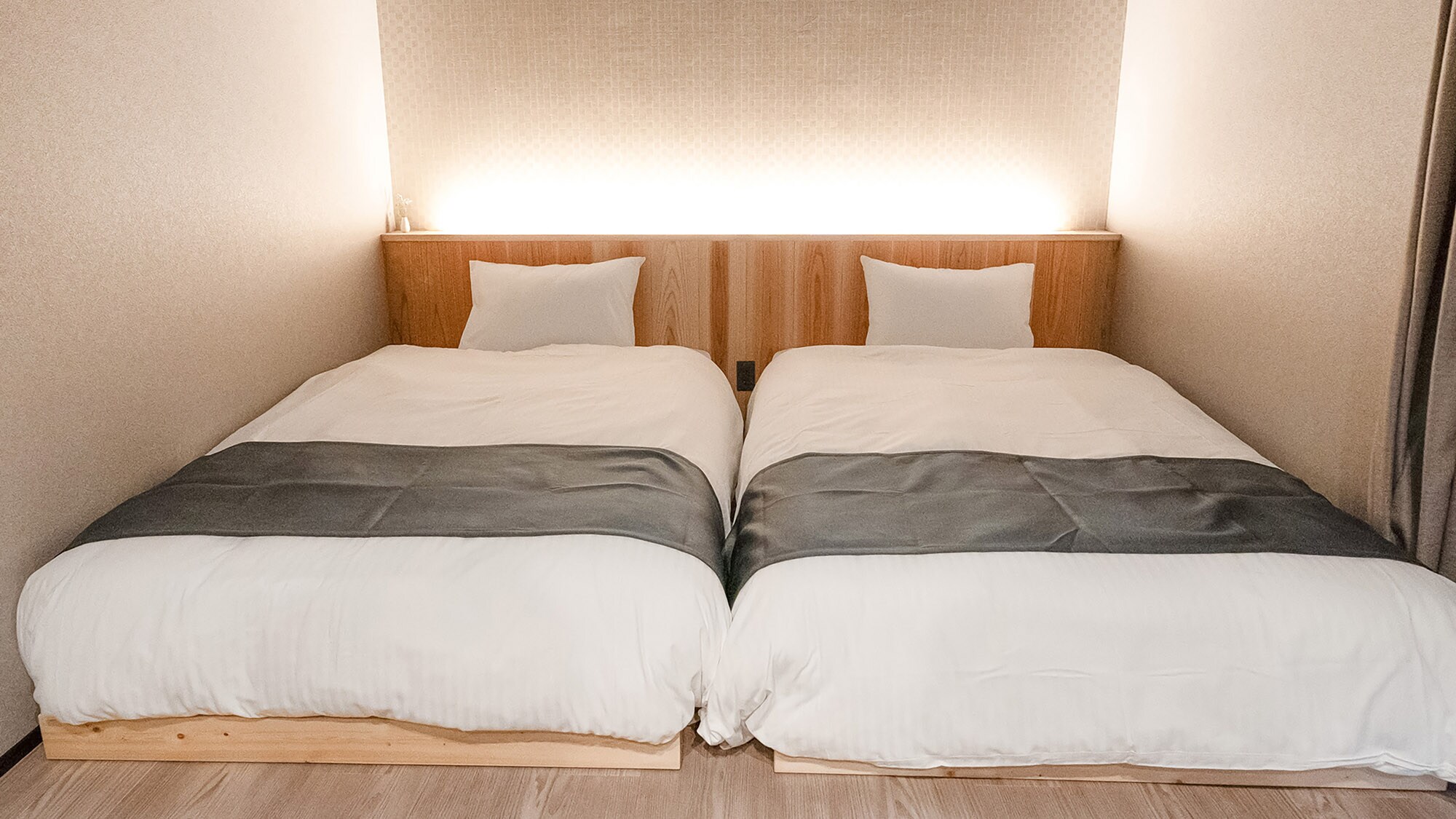 ・[Main bedroom] Two semi-double beds installed