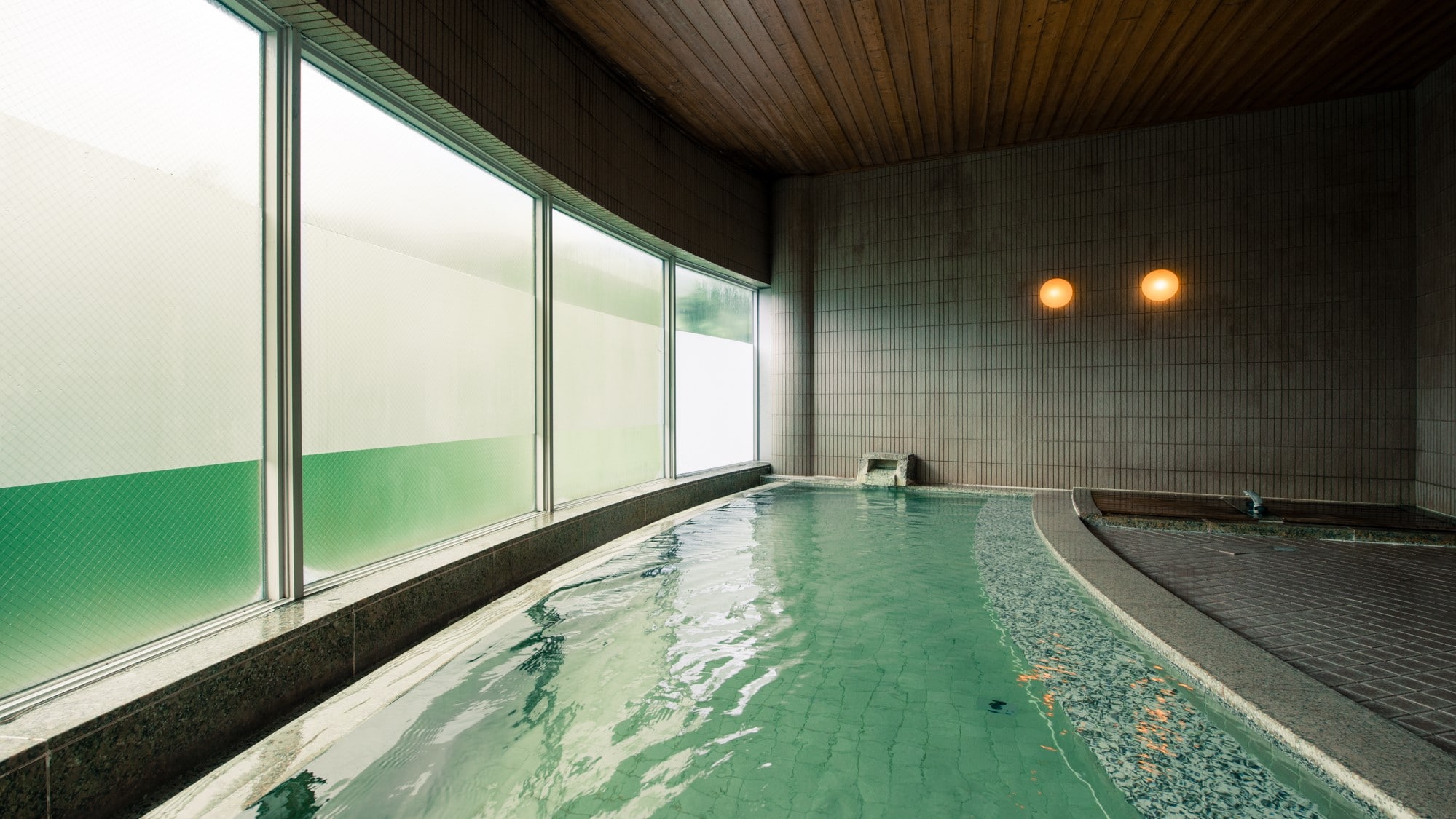[SPA Yururi] You can enjoy the milky white Zao Onsen in a spacious bathtub where bright light shines through a large window.