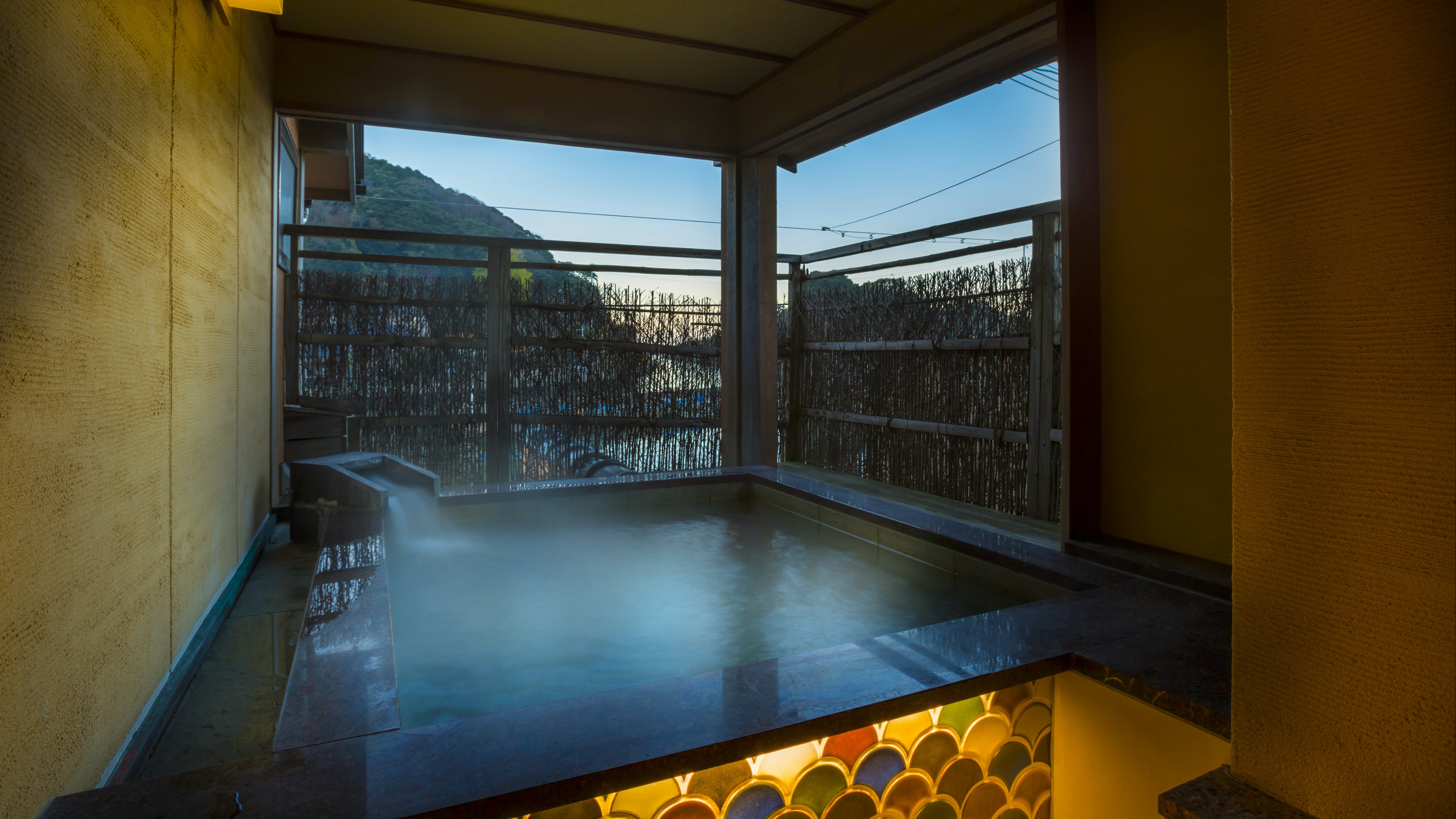 【貸切風呂】潮風を感じながら寛げる人気の貸切露天風呂。