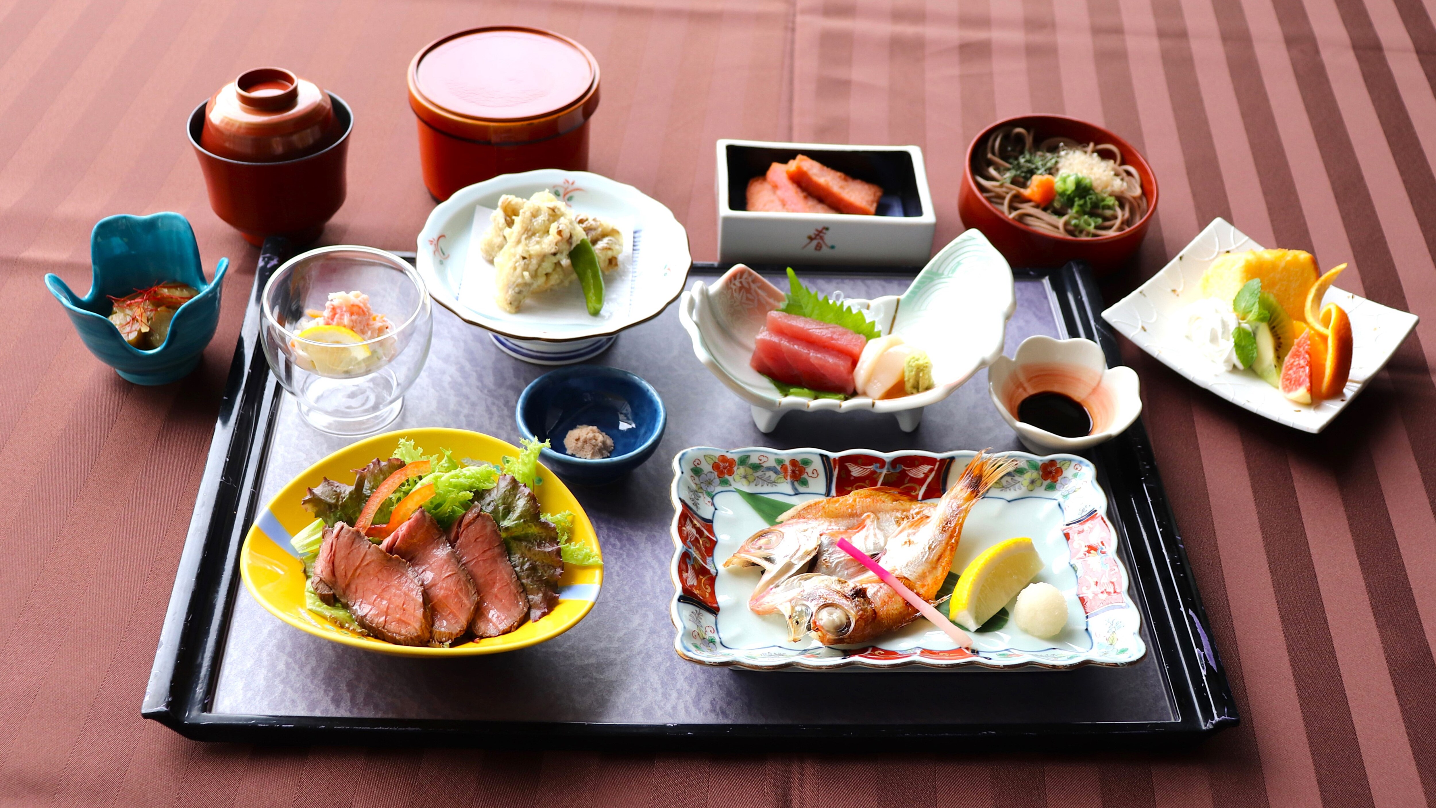 [Dinner] "Shinwa Gozen" is a Miyabi gozen made with carefully selected ingredients from Sanin region, with sashimi, roast beef, and dessert added.