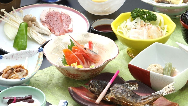 Contoh hidangan: [Shikaribetsuzen] Nikmati hidangan lokal seperti daging babi Shikaoi lokal yang dipanggang di piring keramik.