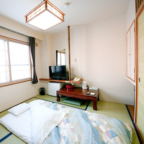 [Japanese-style room] Enjoy a relaxing time with the scent of tatami mats in a moist and calm atmosphere.