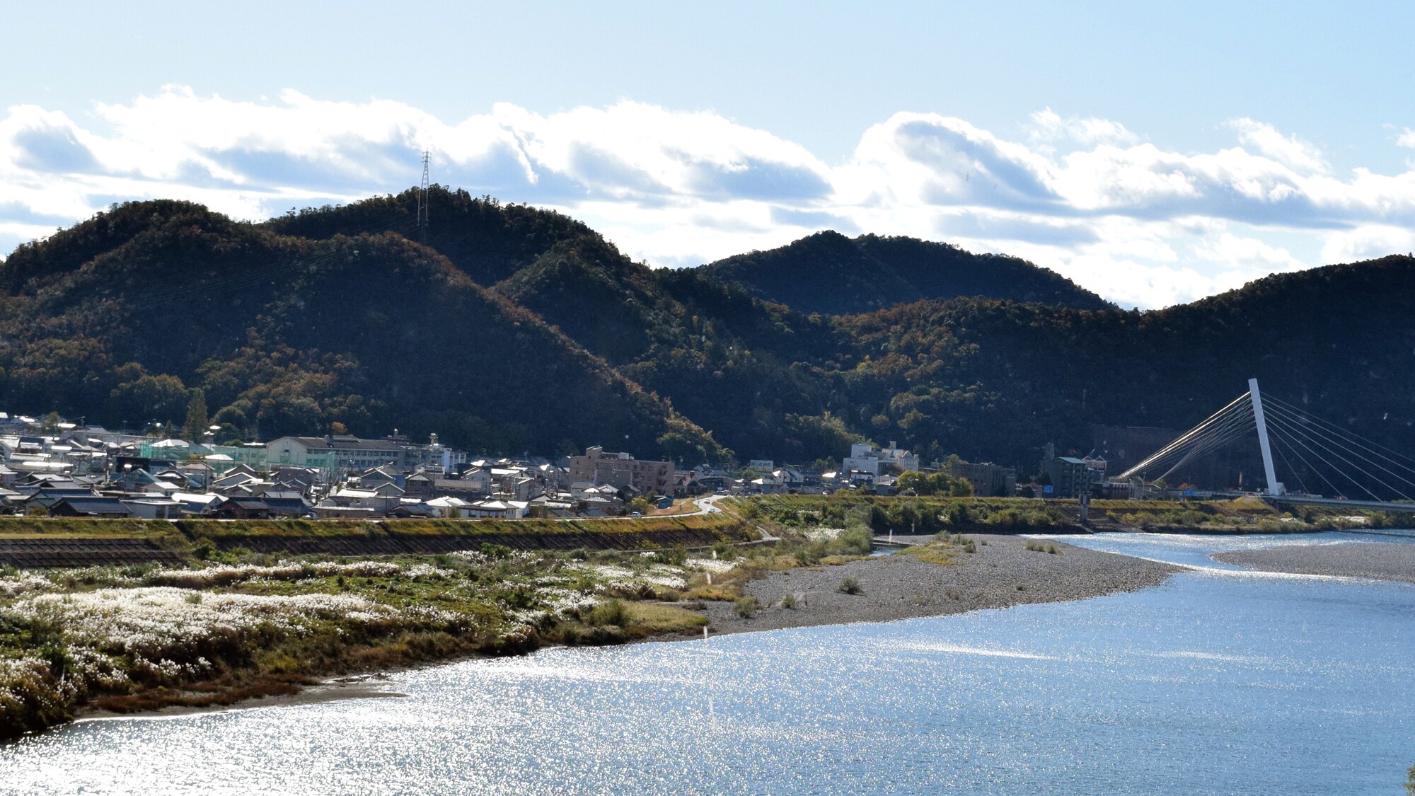 <Landscape overlooking the Nagara River and Mt. Kinka>