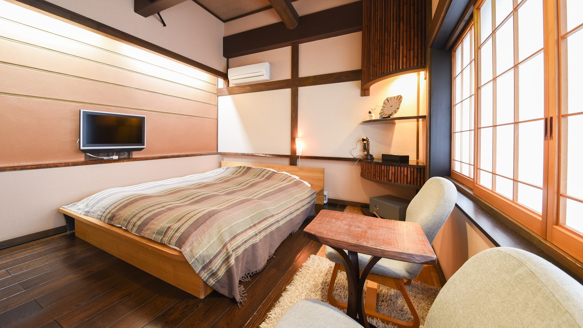 *[Phòng dành cho khách: Niringusa (giường đôi) chỉ dành cho 2 khách] Phòng theo phong cách phương Tây này có một giường đôi và mang lại cảm giác như một nơi ẩn náu.