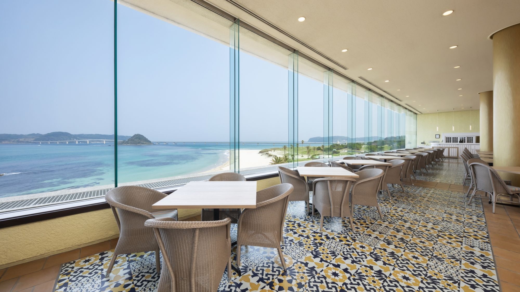 คุณสามารถมองเห็นสะพาน Tsunoshima ได้จากร้านอาหารบุฟเฟ่ต์ "Belvedere"