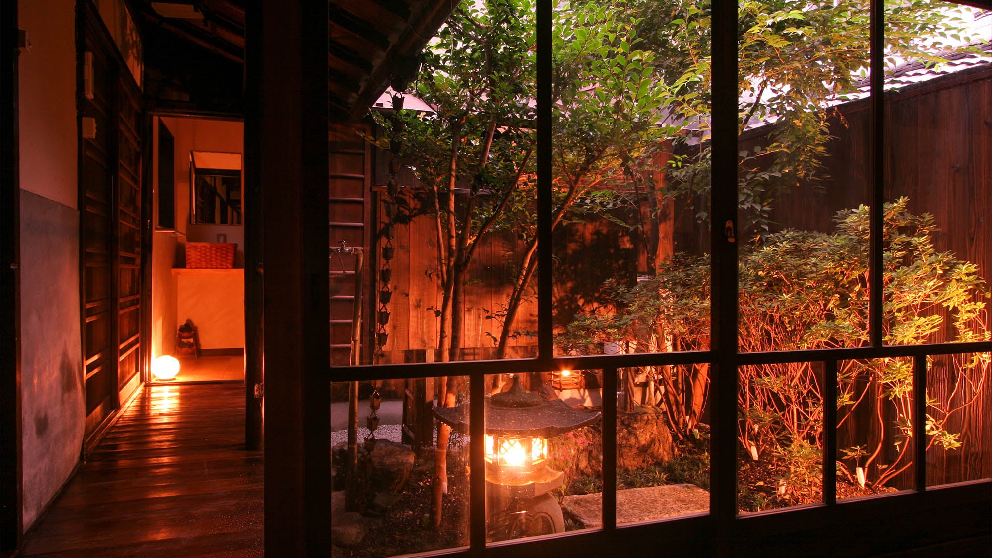 ・Pemandangan taman halaman di kala senja dari lorong juga istimewa.