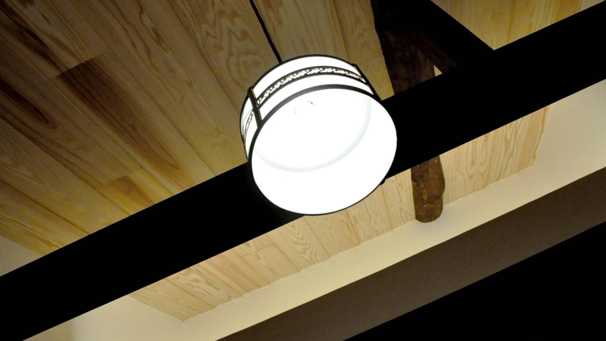 ・The nostalgic lampshade is still there.