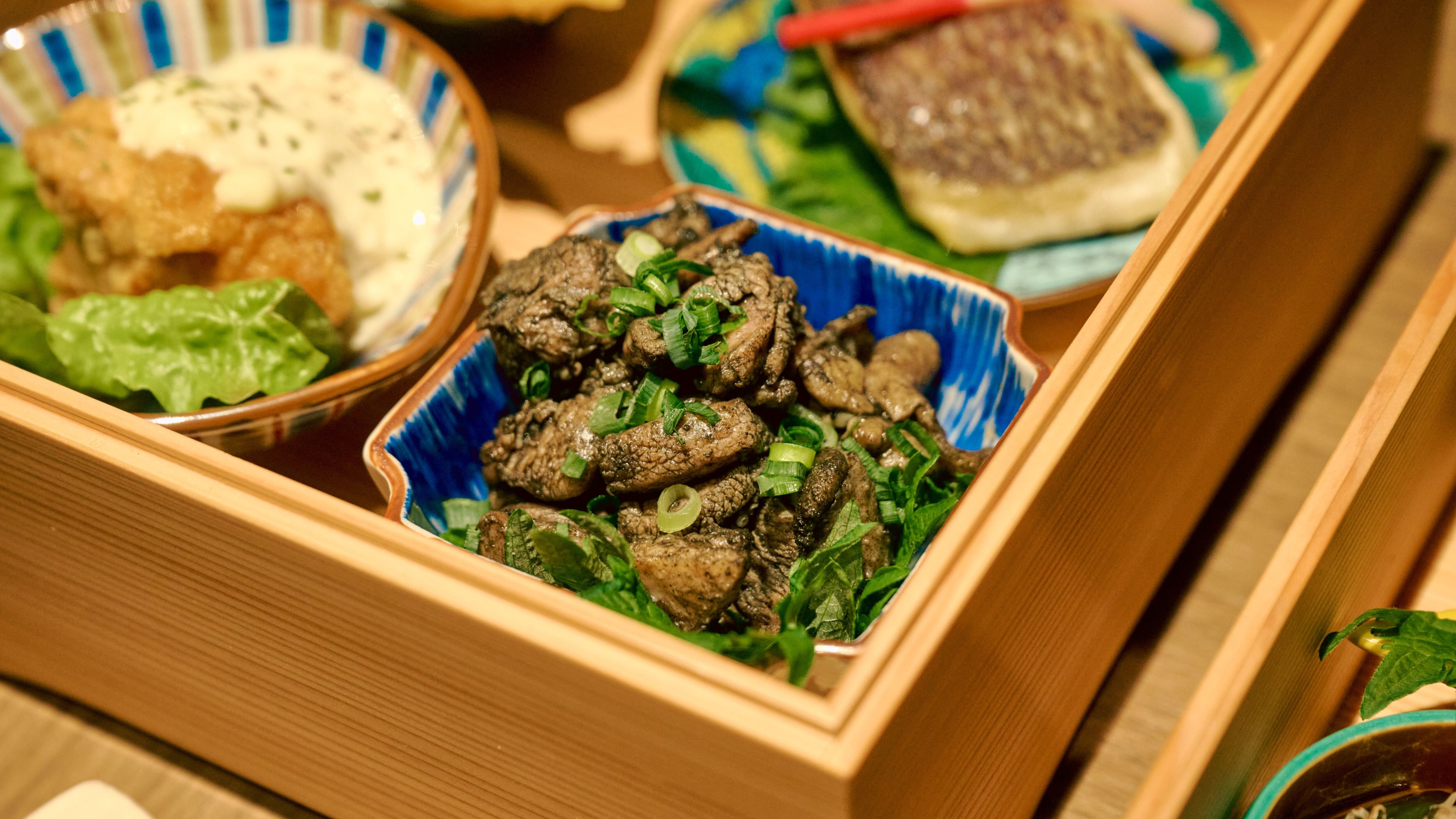 "Matsu Course" Kaiseki Osechi menggunakan bahan-bahan dari Miyazaki, seperti daging sapi Miyazaki Zabuton dan ayam Tsuma Jidori yang dipanggang dengan arang (gambar)