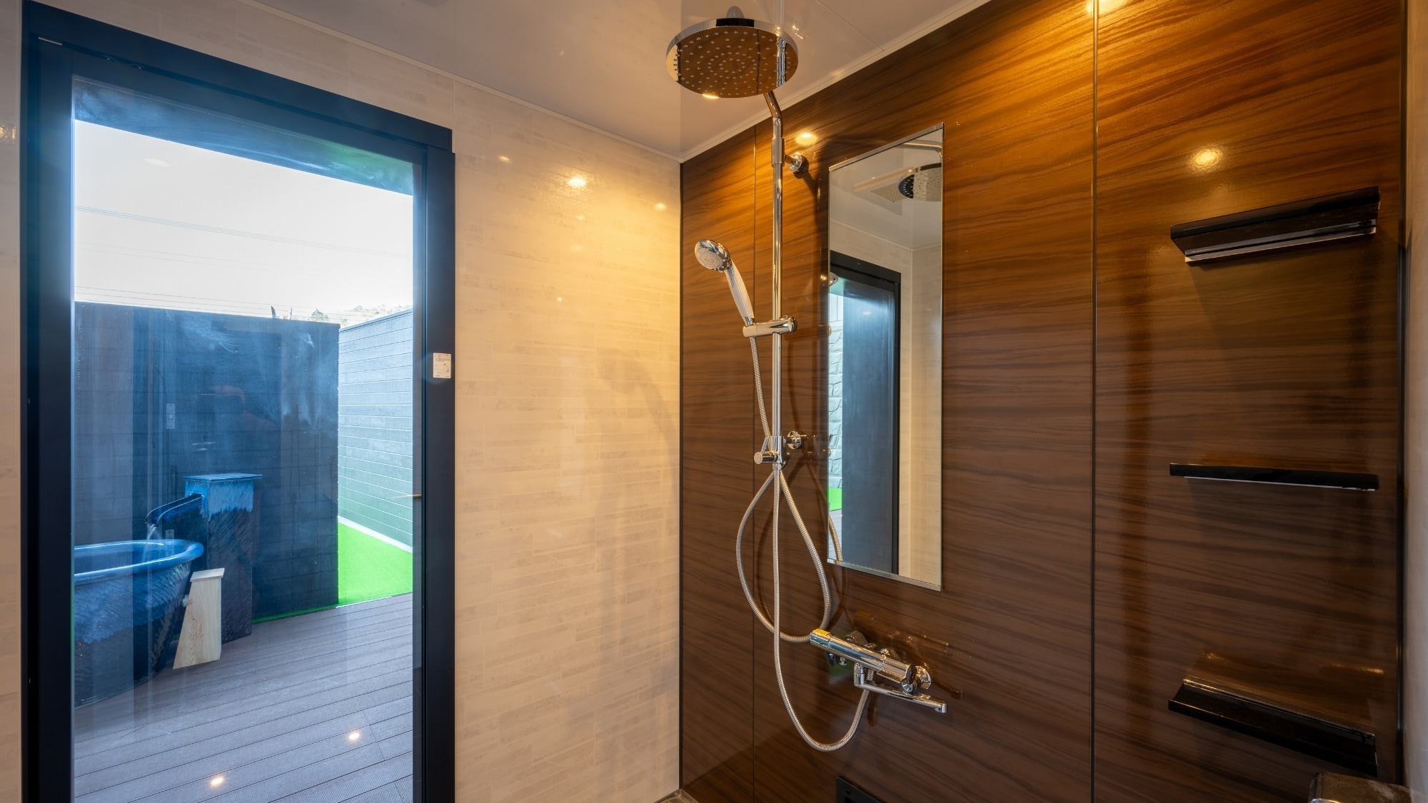 The shower head is also ReFa. The soft, comfortable water flow makes you feel like you're at a spa (example).